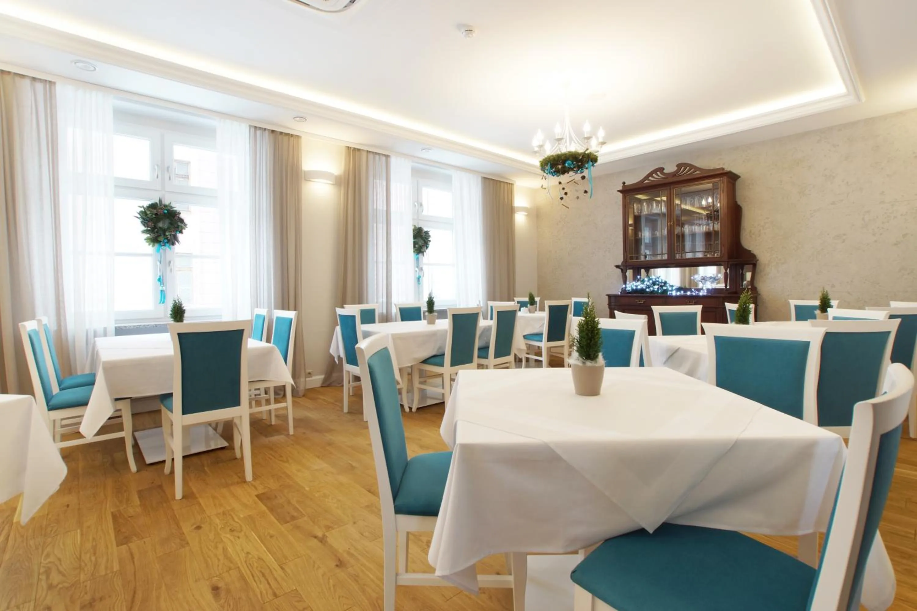 Restaurant/places to eat in Villa La Pierre