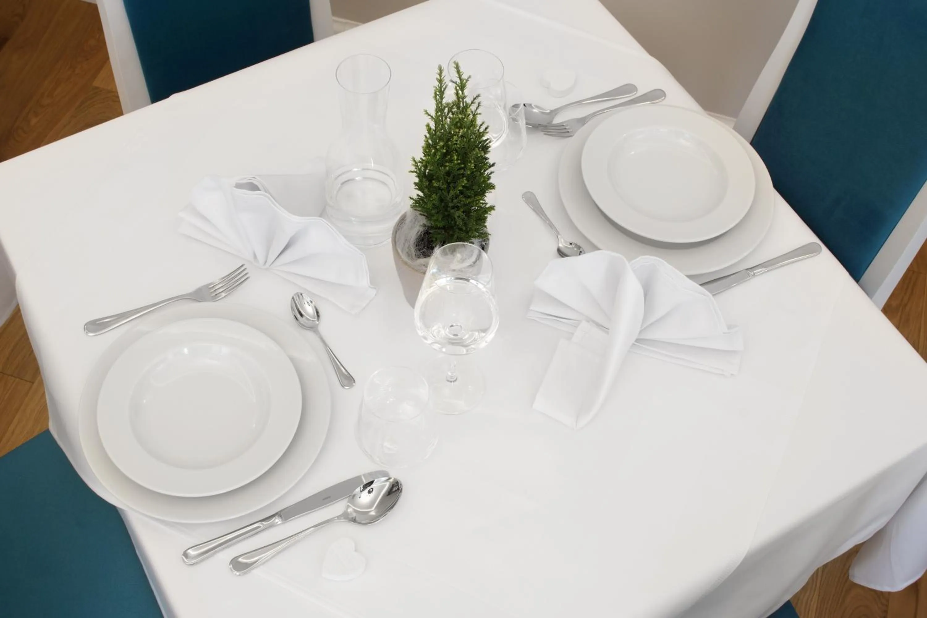 Restaurant/places to eat in Villa La Pierre