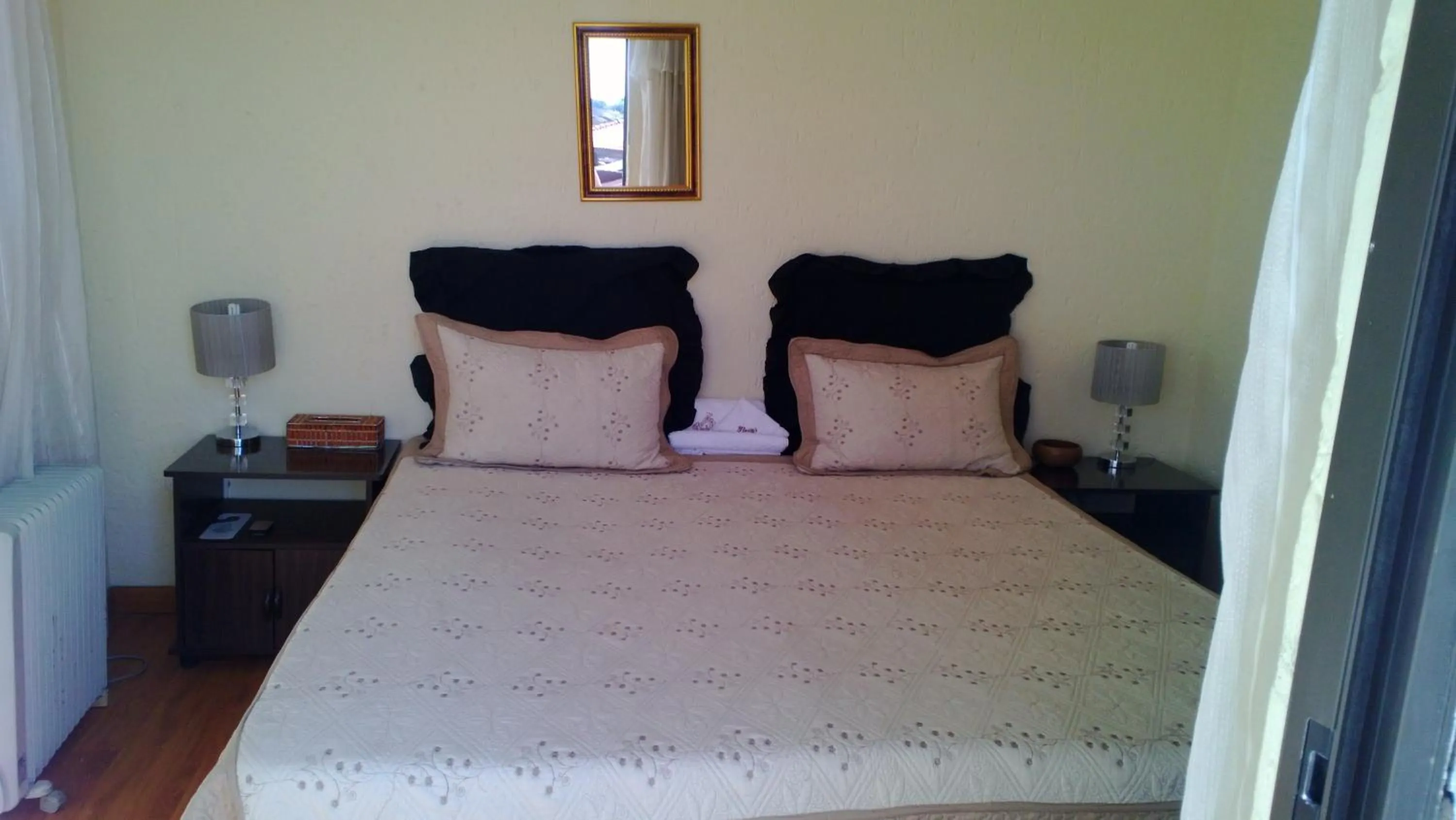 Bed in Flossie B&B