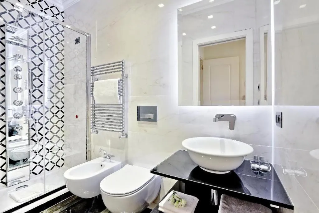 Shower in BQ House COLOSSEUM Luxury Rooms