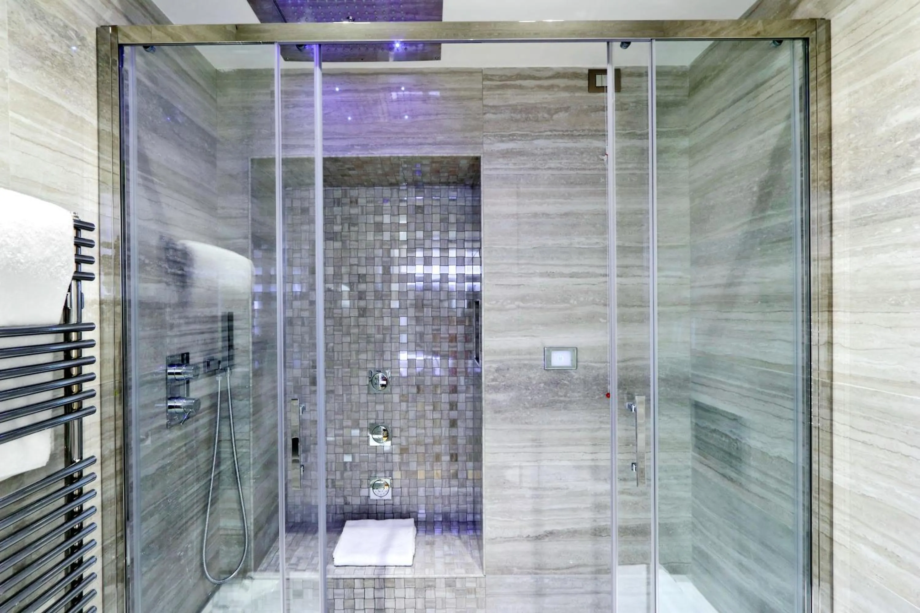 Shower in BQ House COLOSSEUM Luxury Rooms