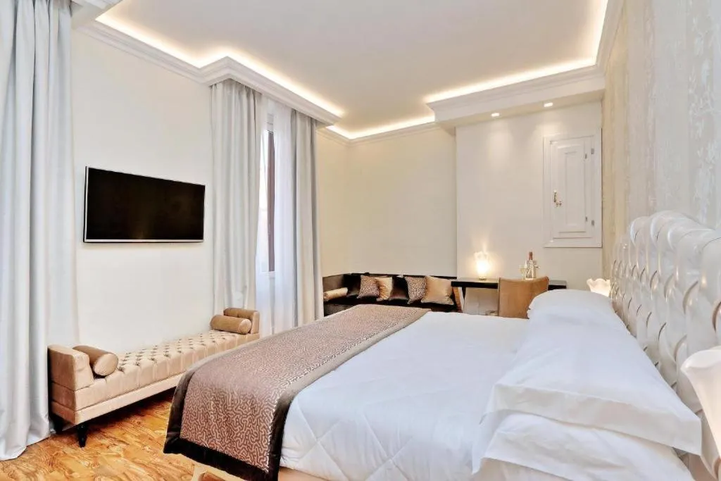 Communal lounge/ TV room in BQ House COLOSSEUM Luxury Rooms