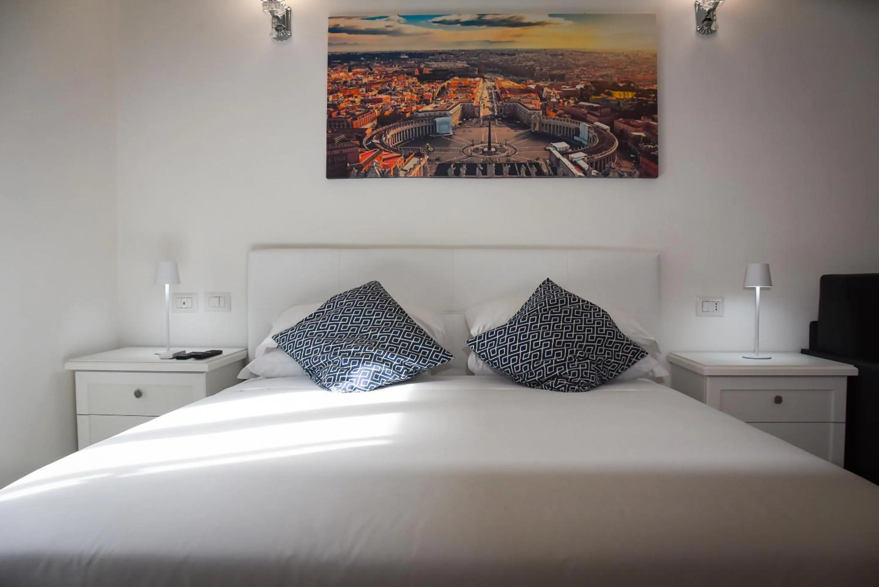 Bed in BQ House COLOSSEUM Luxury Rooms