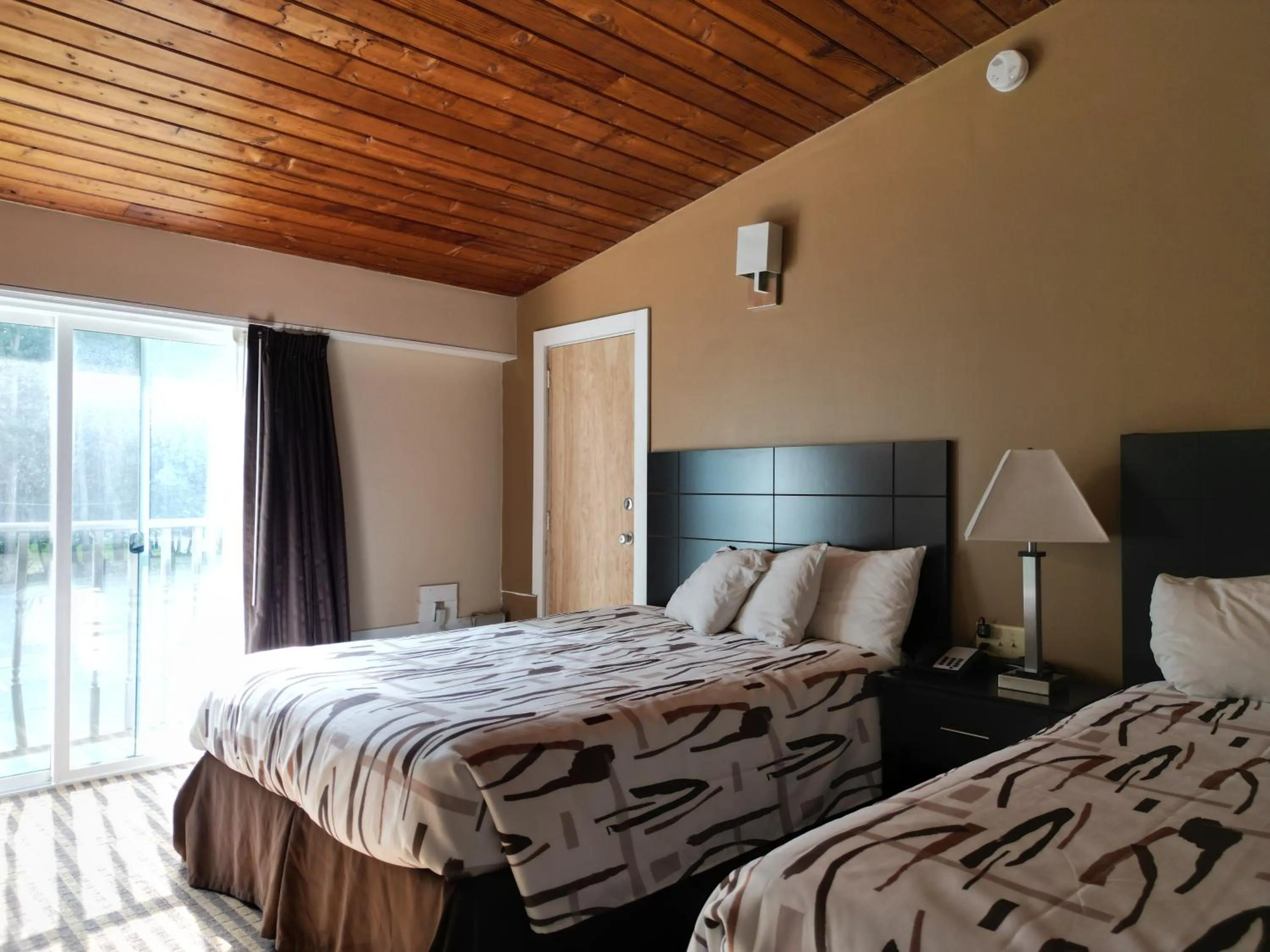 Property building, Bed in The Putney Inn