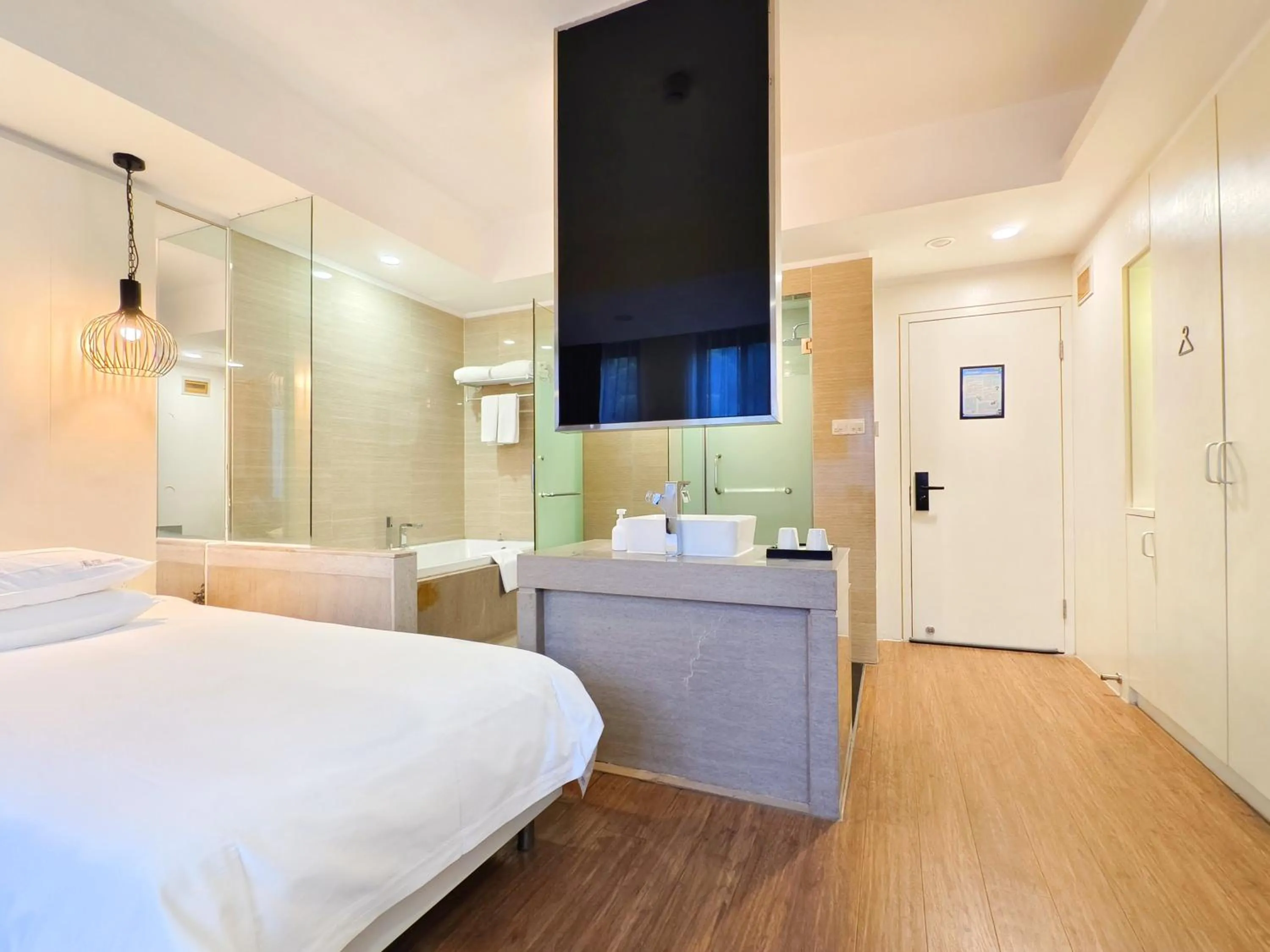 Bedroom, Bed in Xiamen Gulangyu Heitan Hotel