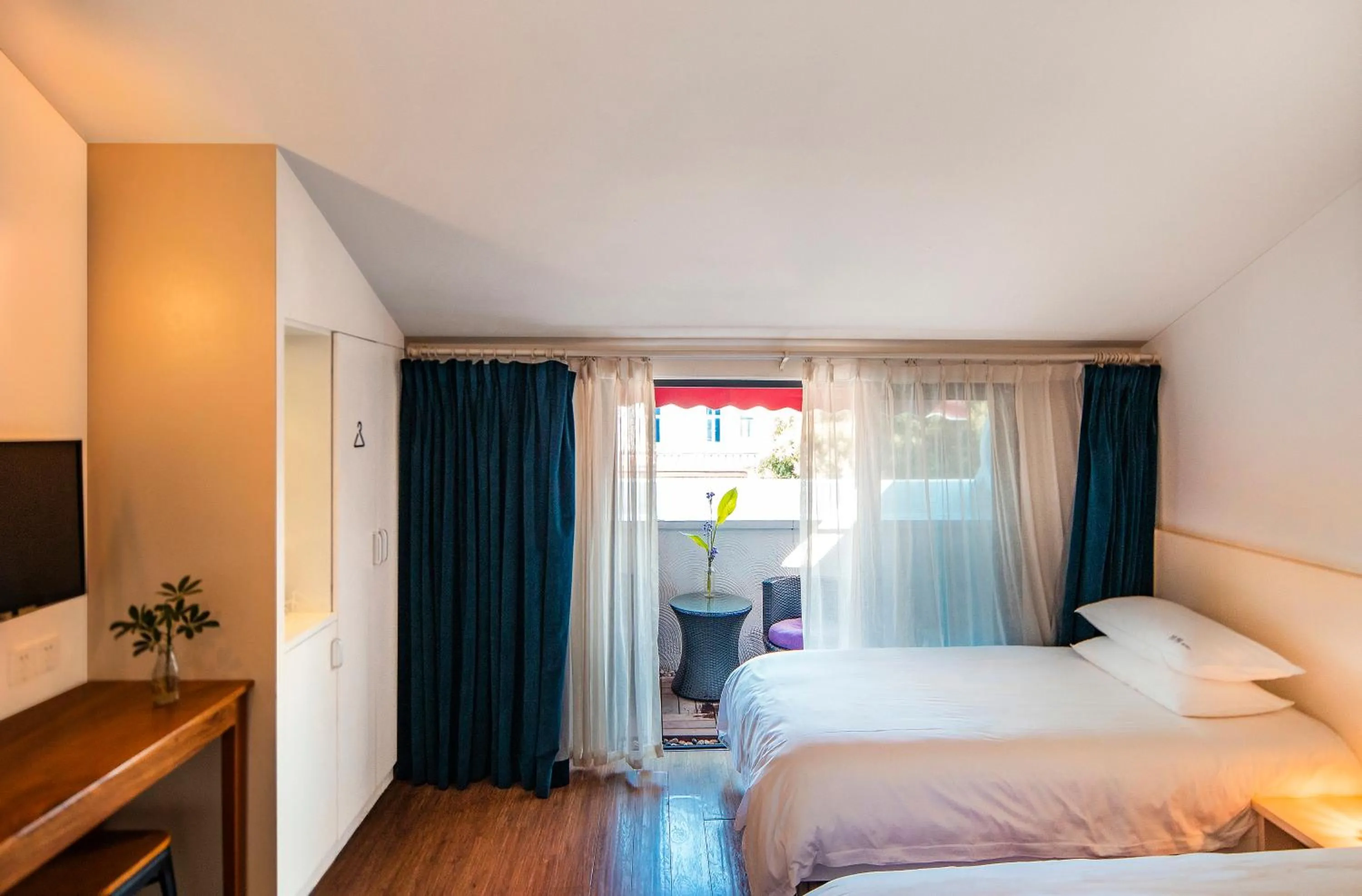 Bedroom, Bed in Xiamen Gulangyu Heitan Hotel