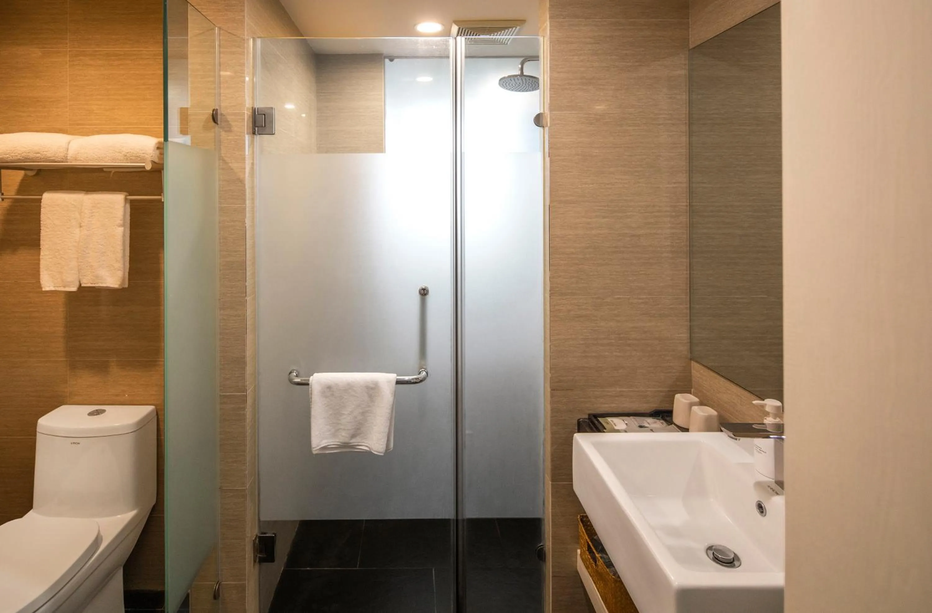 Toilet in Xiamen Gulangyu Heitan Hotel