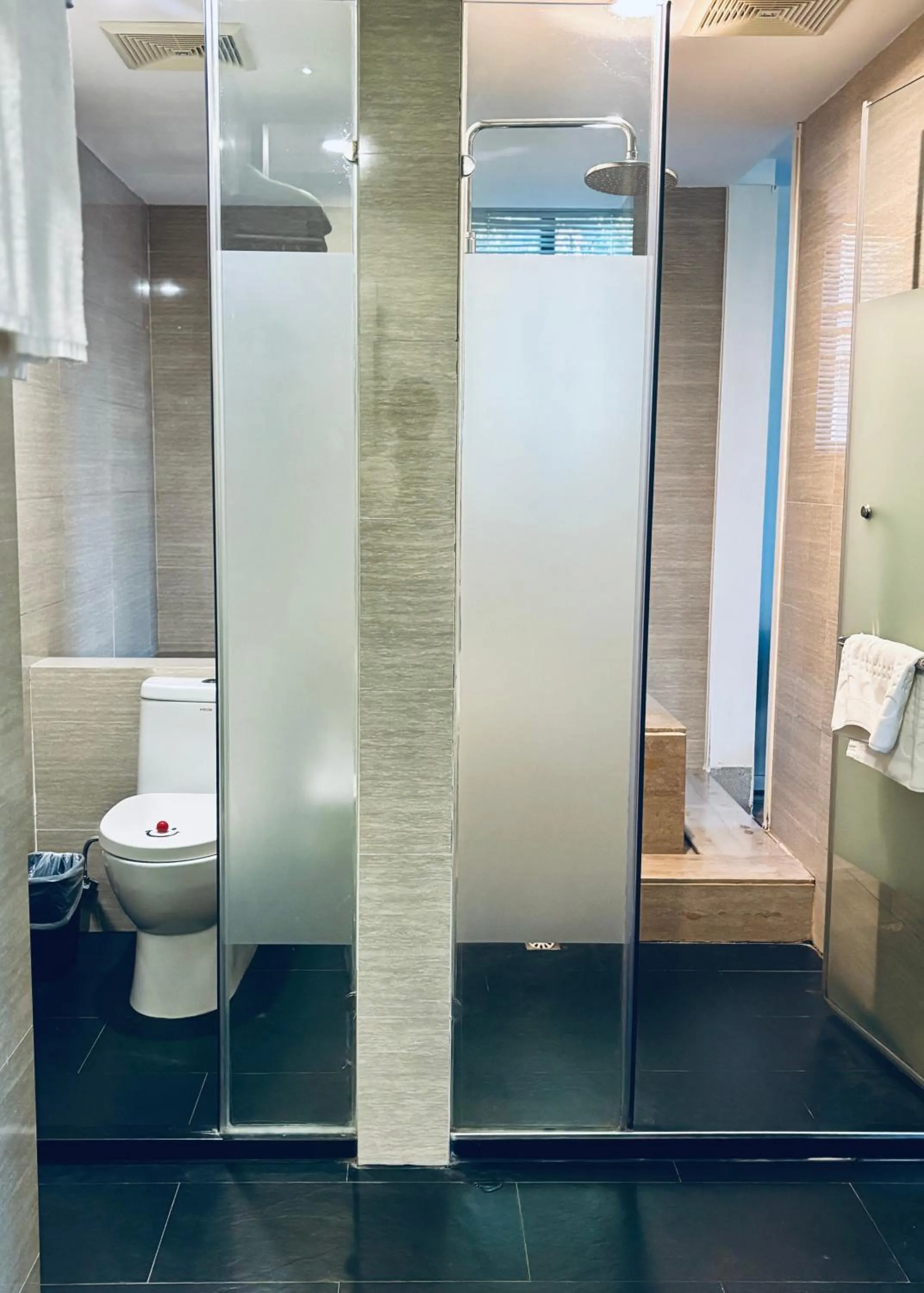 Toilet in Xiamen Gulangyu Heitan Hotel