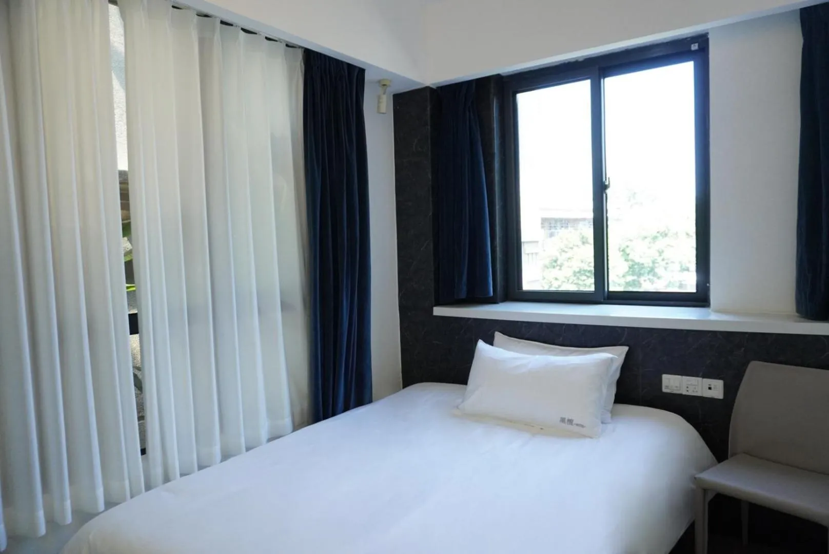 Bedroom, Bed in Xiamen Gulangyu Heitan Hotel