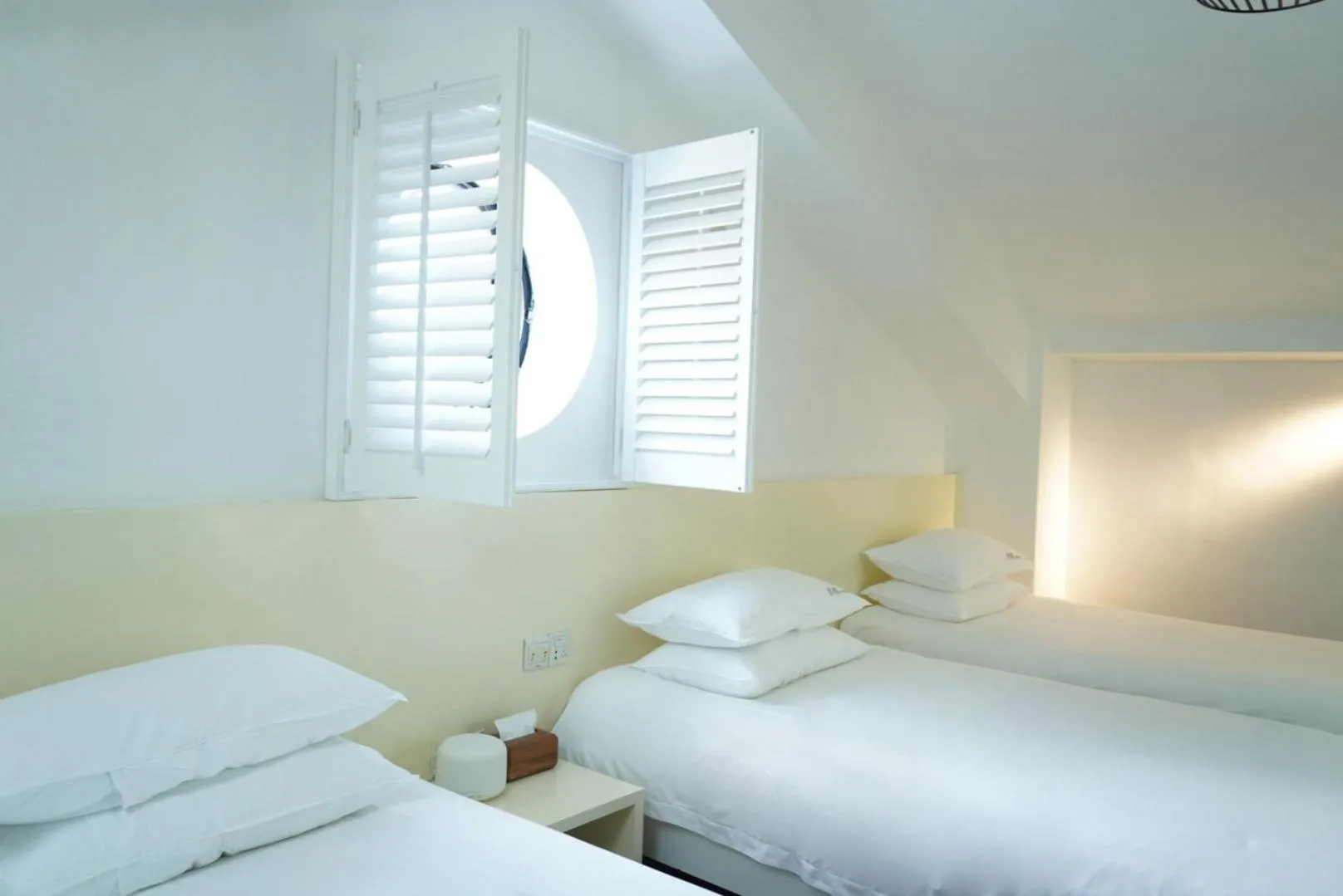 Bed in Xiamen Gulangyu Heitan Hotel