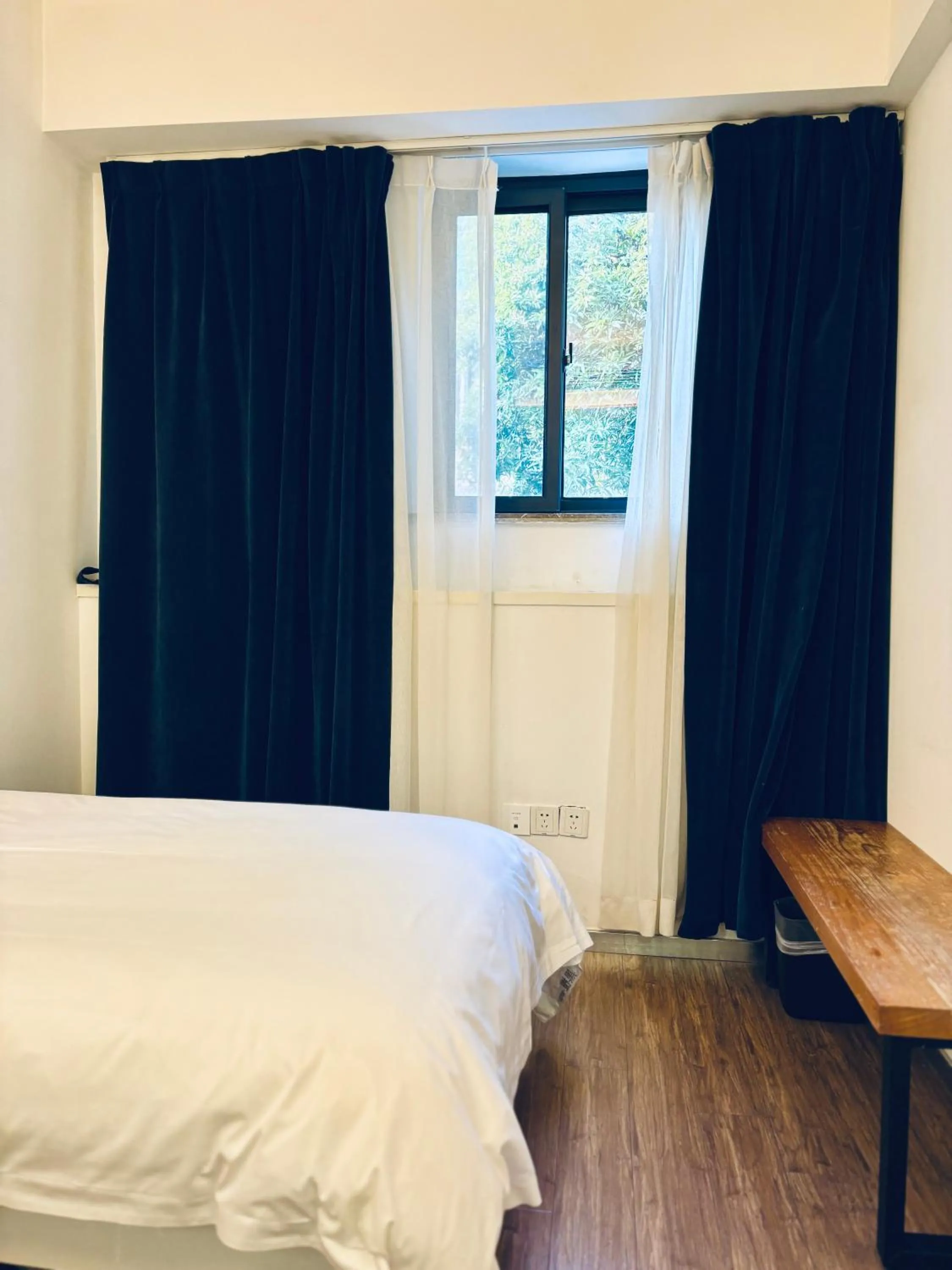 Bedroom, Bed in Xiamen Gulangyu Heitan Hotel