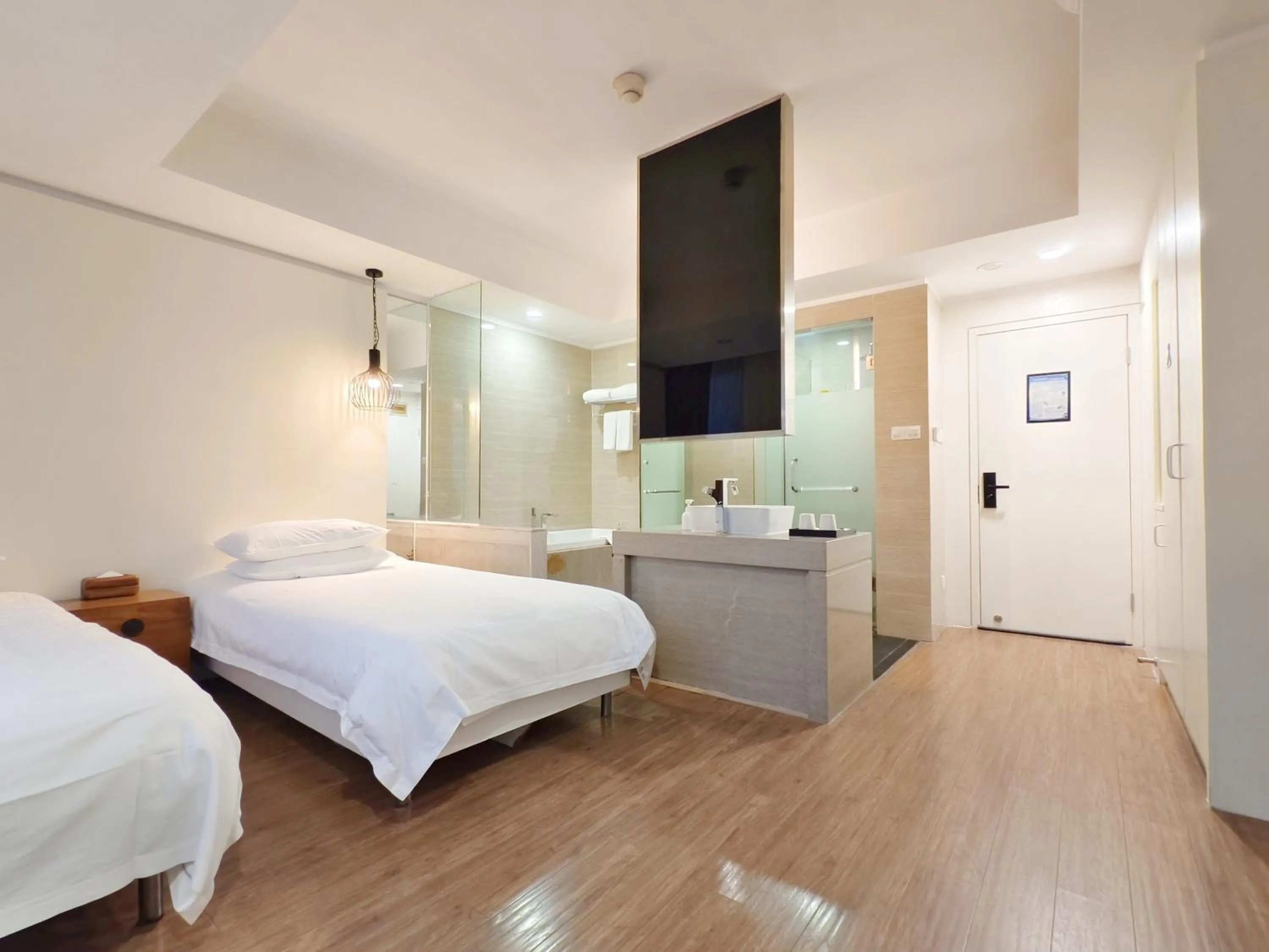 Bedroom, Bed in Xiamen Gulangyu Heitan Hotel