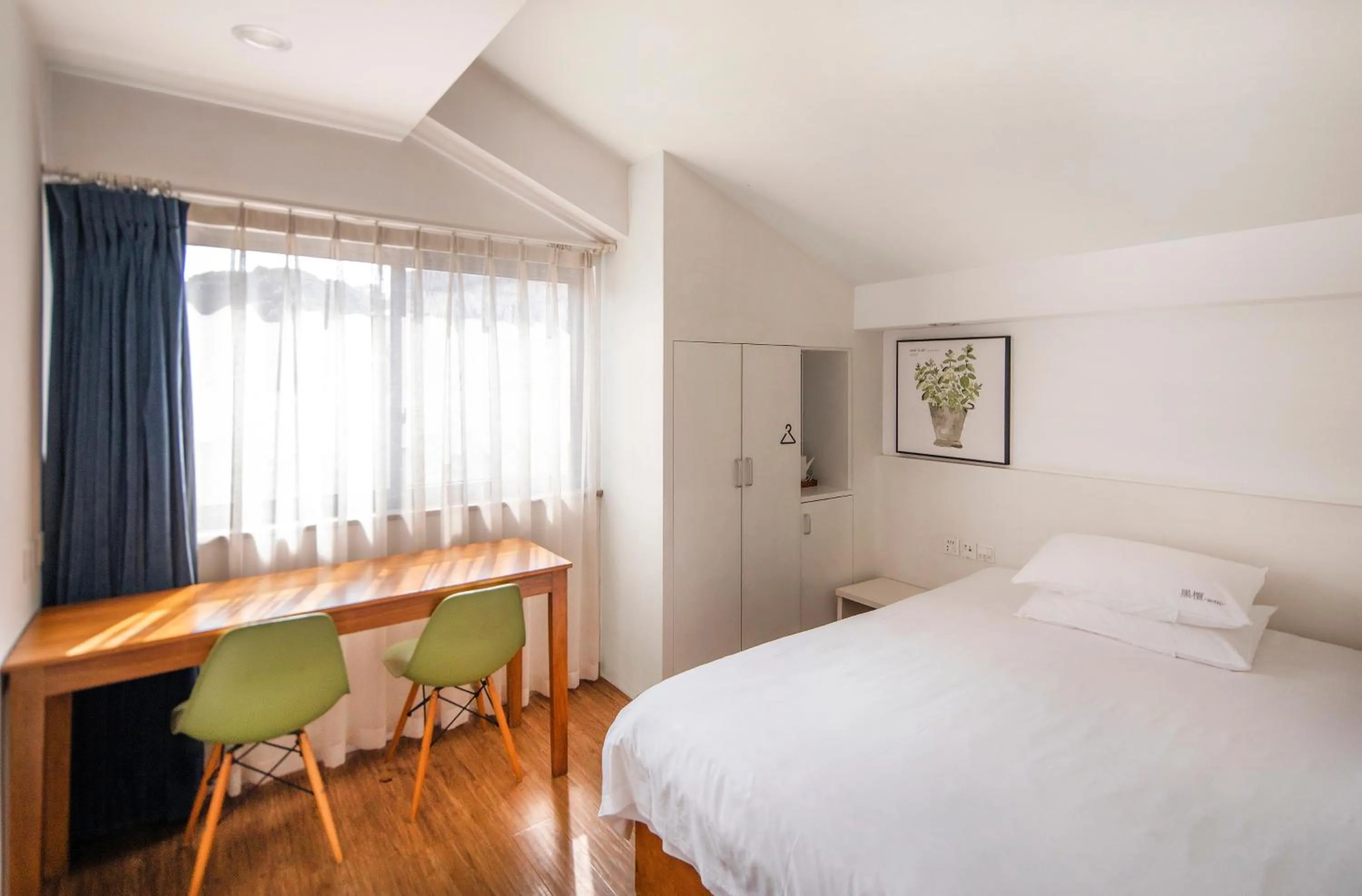 Bedroom, Bed in Xiamen Gulangyu Heitan Hotel