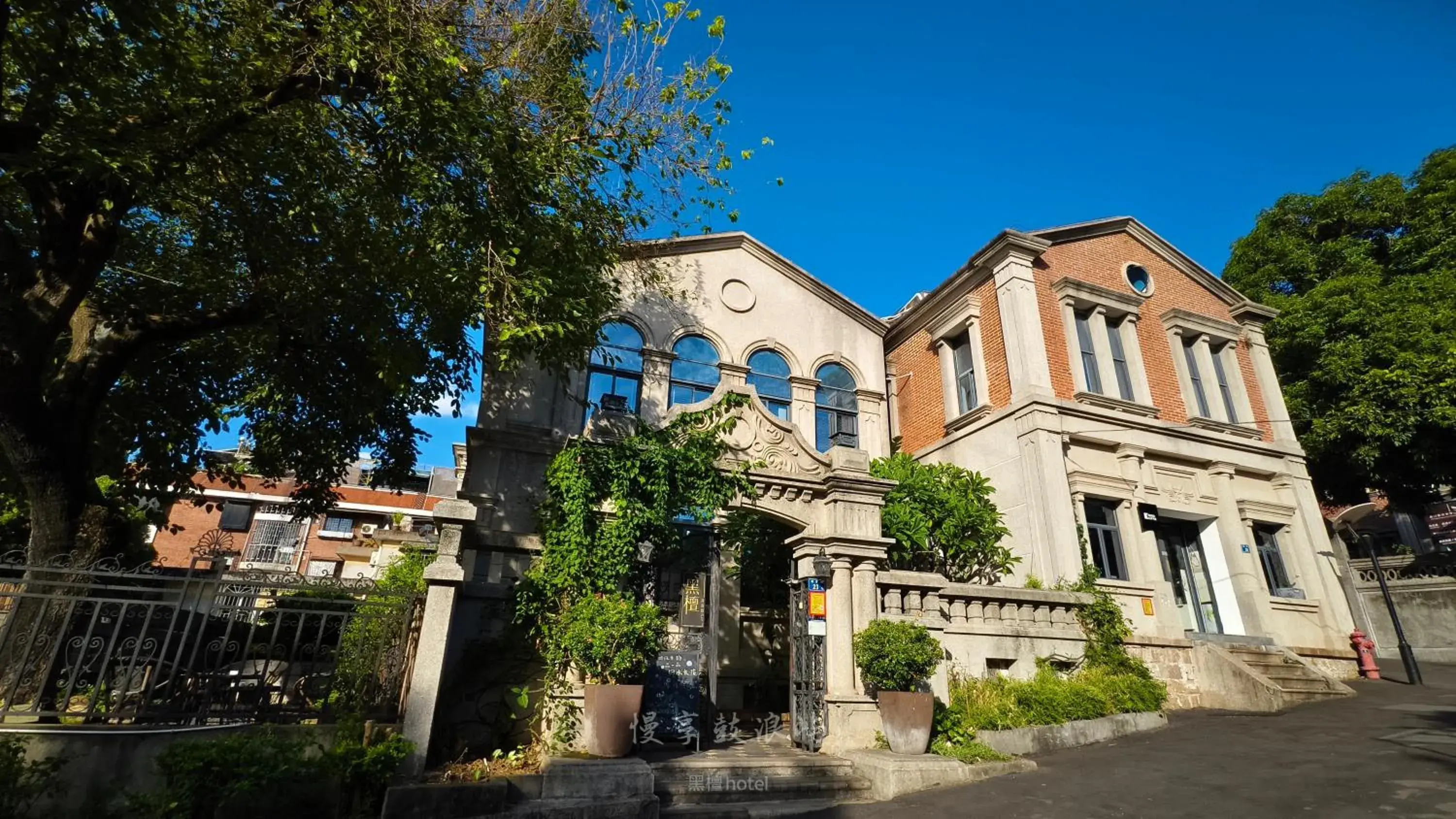 Property building in Xiamen Gulangyu Heitan Hotel Property building in Xiamen Gulangyu Heitan Hotel