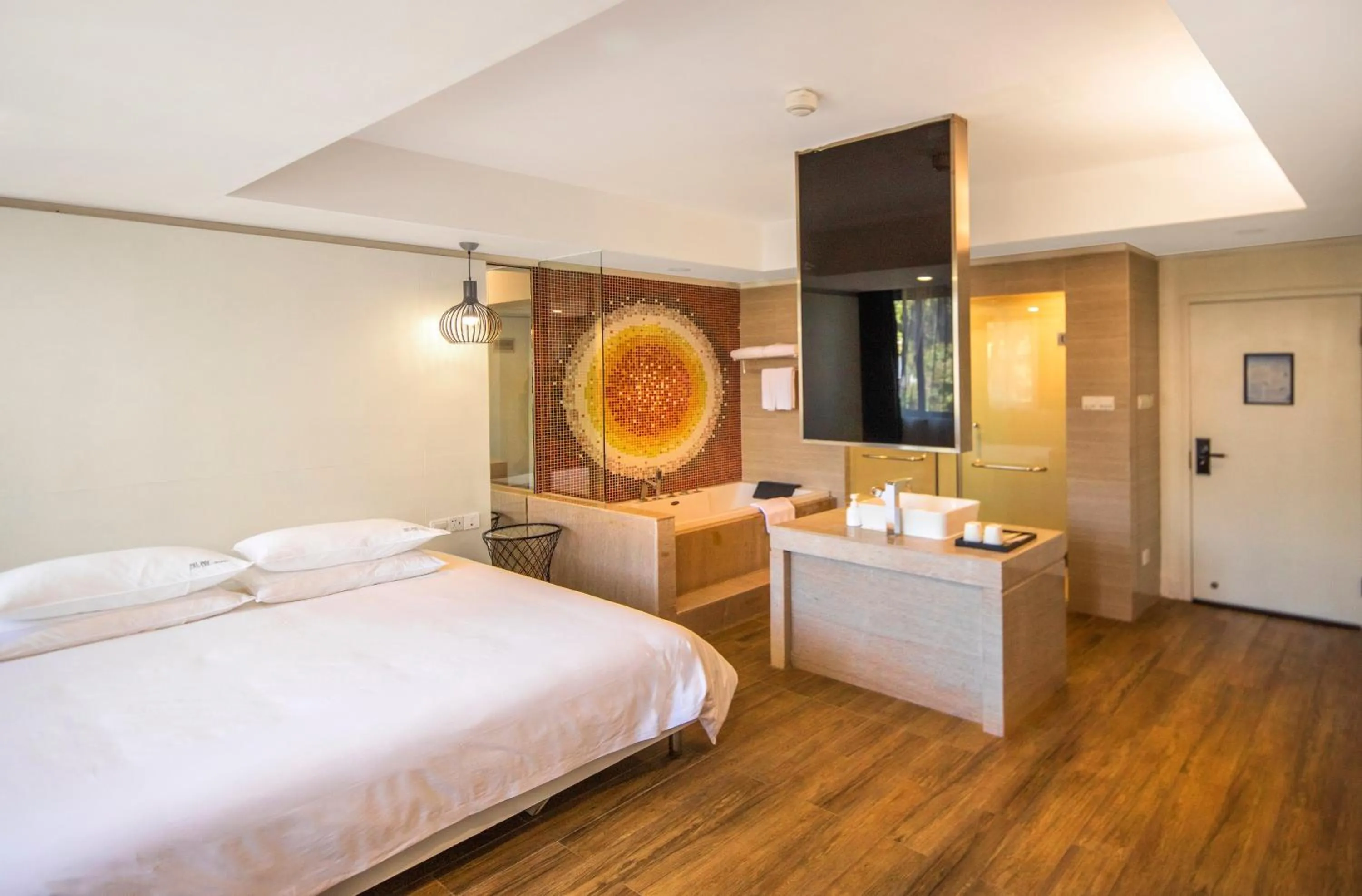 Bedroom, Bed in Xiamen Gulangyu Heitan Hotel