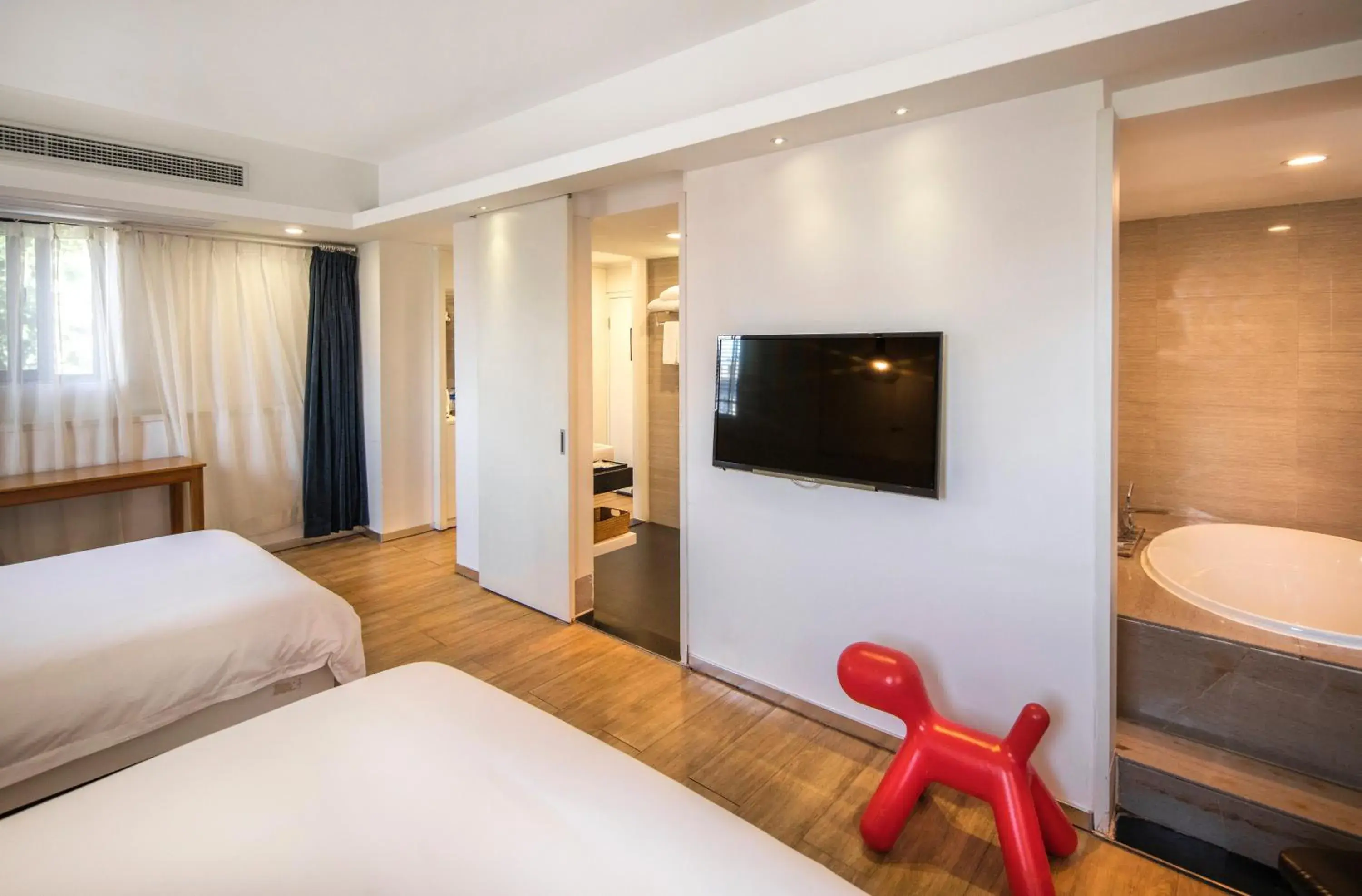 Family Room (2 Adults + 2 Children) in Xiamen Gulangyu Heitan Hotel Family Room (2 Adults + 2 Children) in Xiamen Gulangyu Heitan Hotel