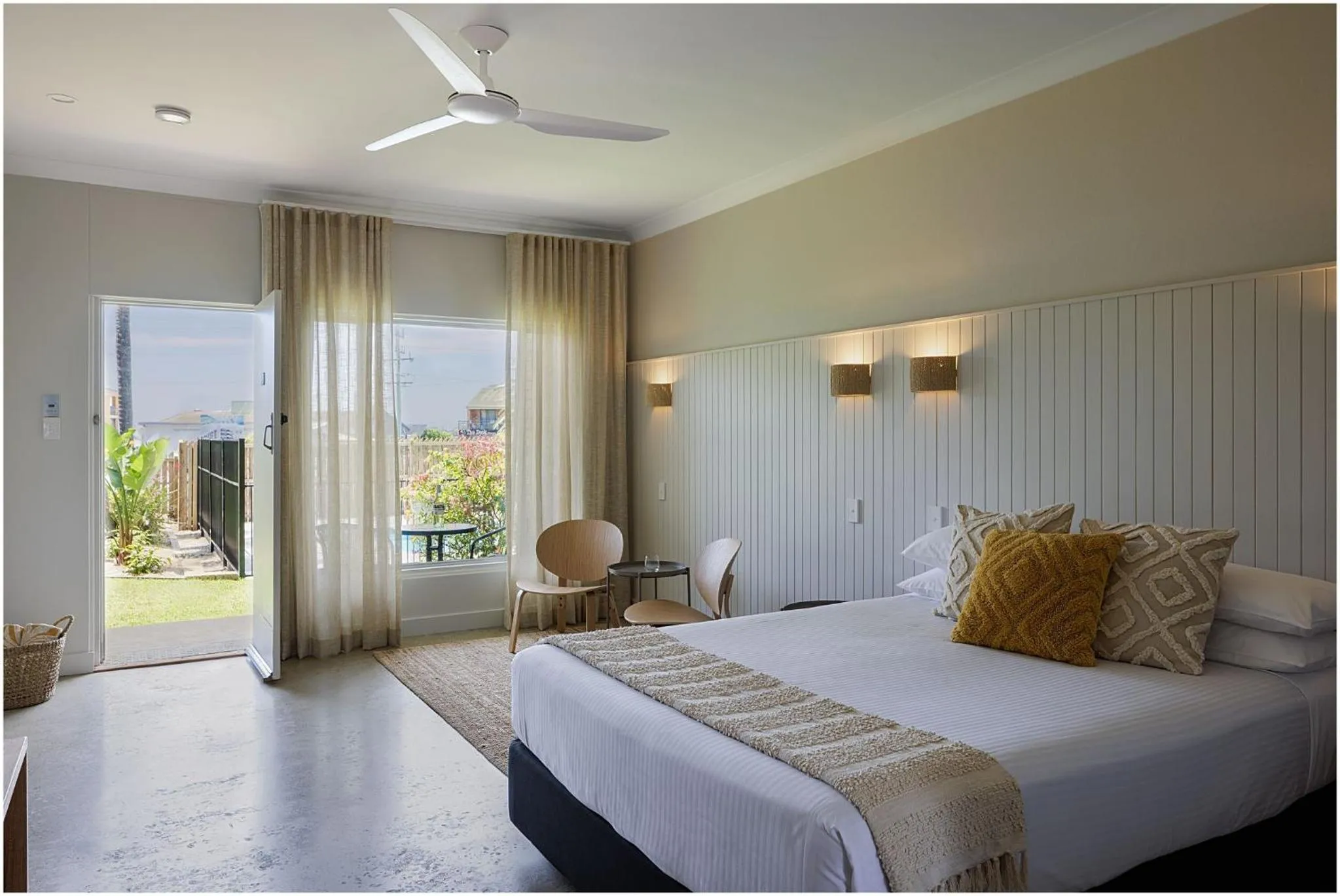 Bed in South Pacific Palms Motor Inn