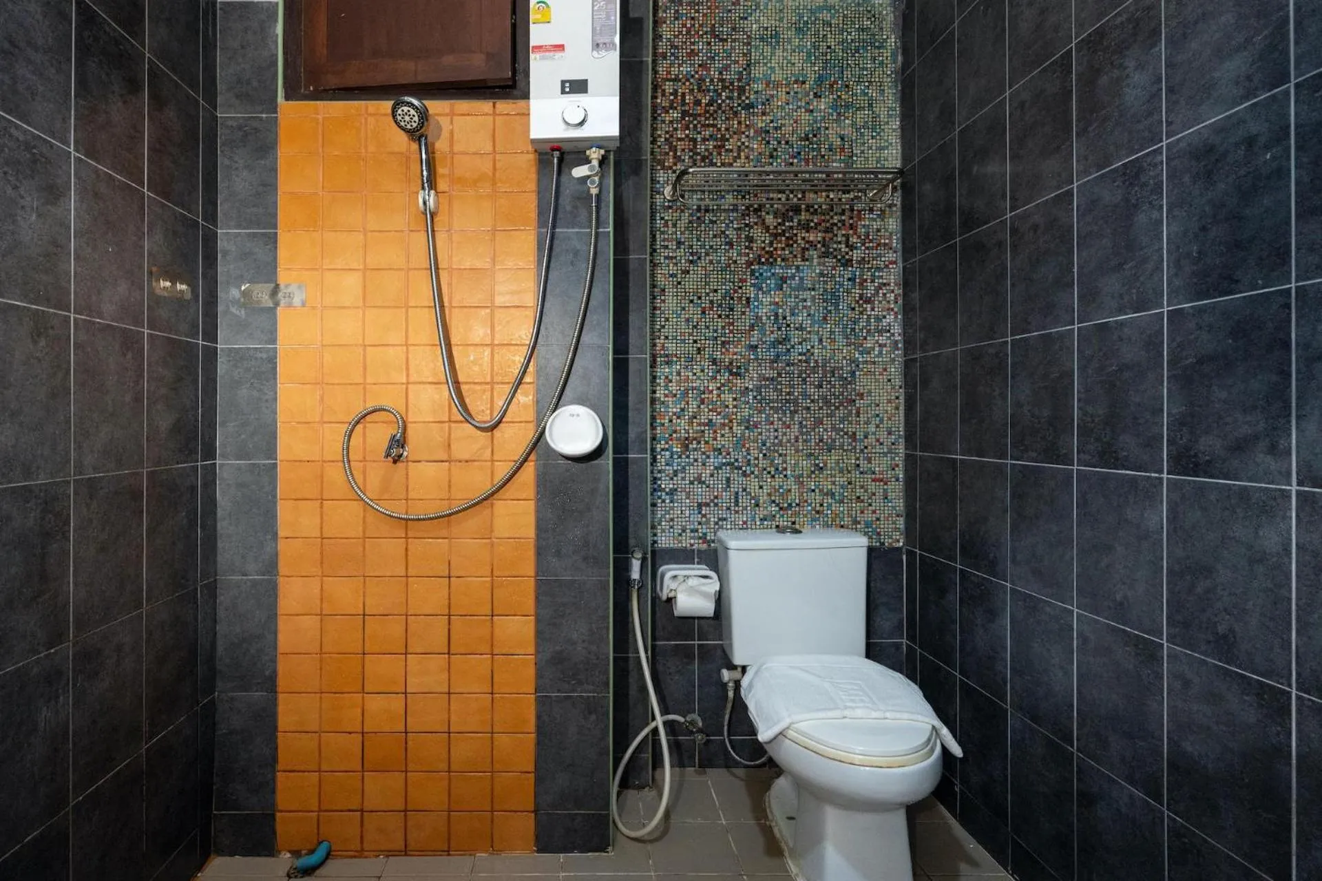 Shower in SawasdeeCiao Patong Guesthouse