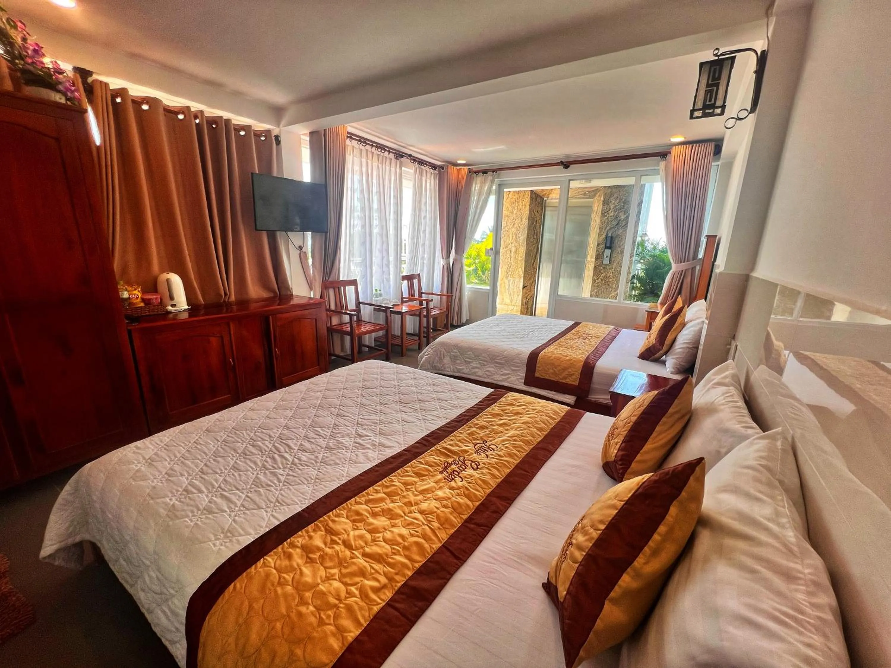 Photo of the whole room, Bed in Little Garden Bungalow