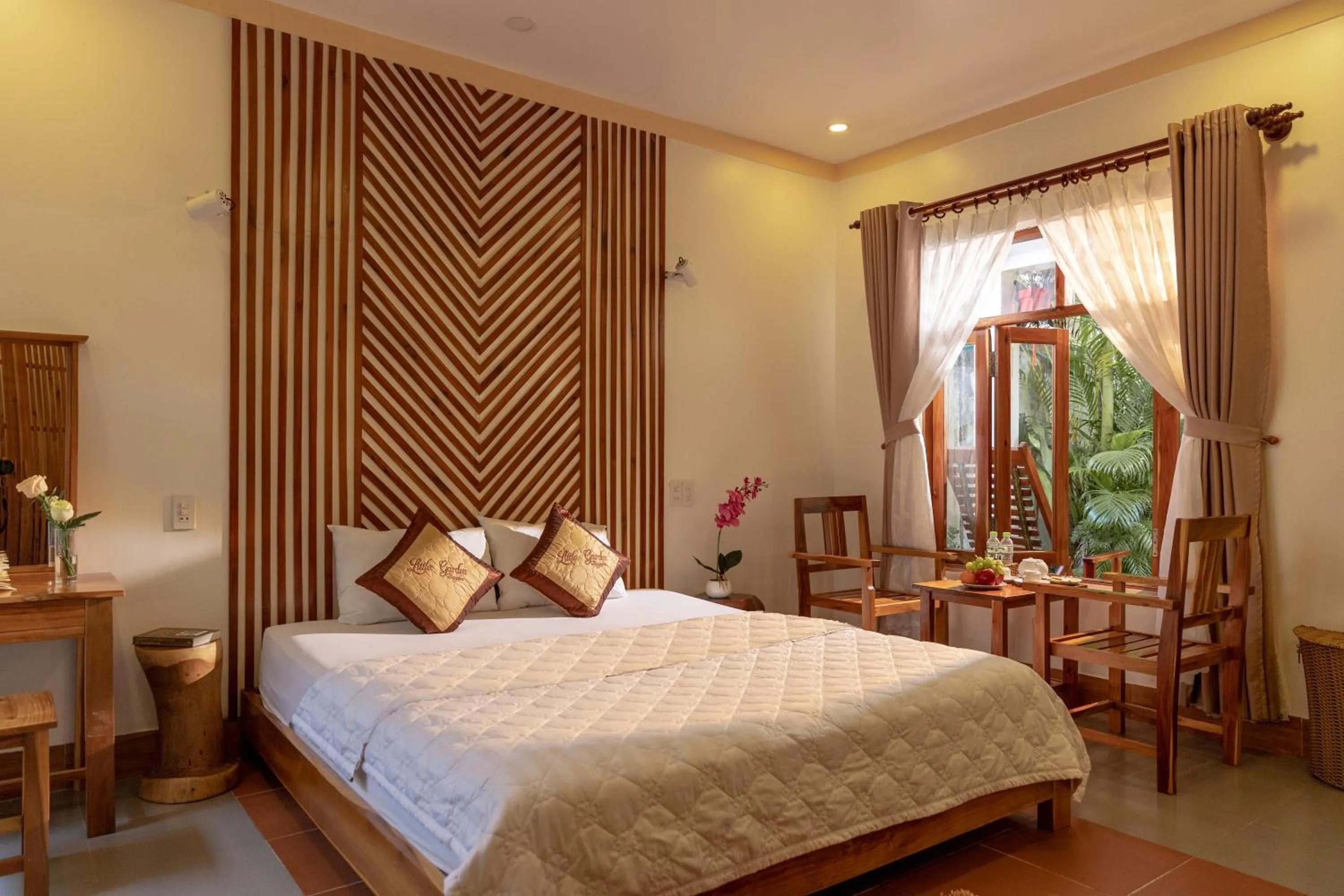 Bedroom, Bed in Little Garden Bungalow