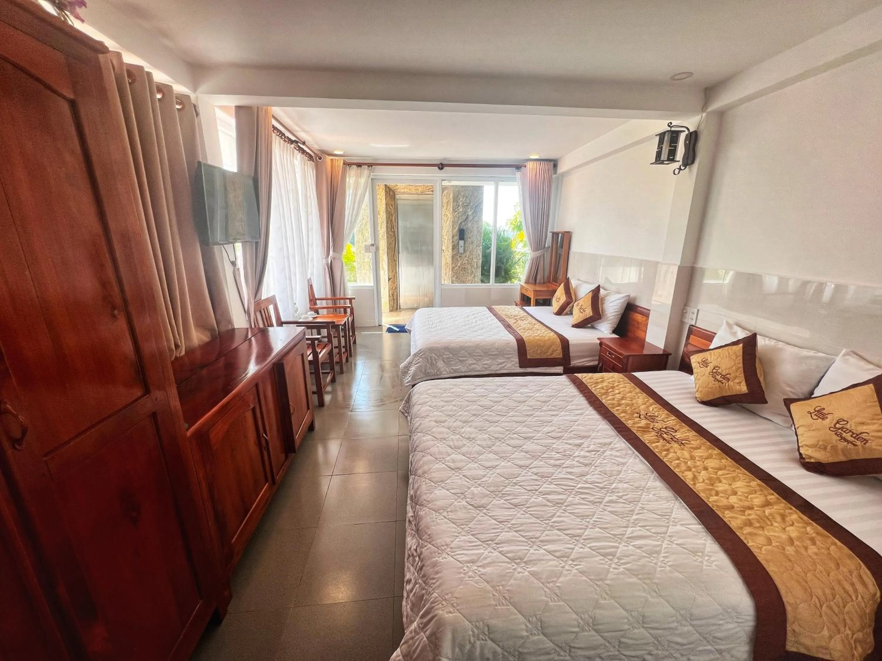 Photo of the whole room, Bed in Little Garden Bungalow