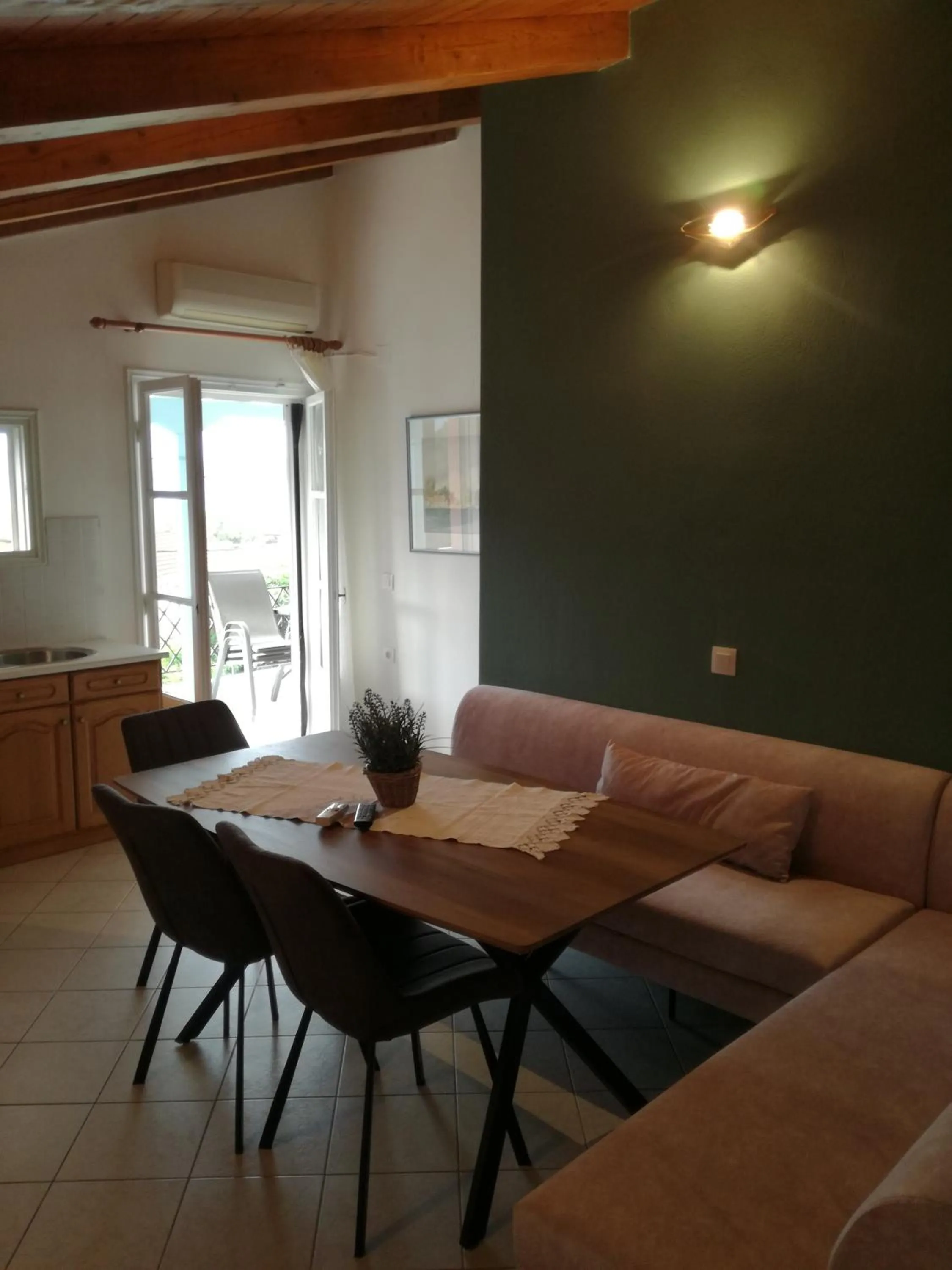 Dining area in Apartments Filoxenia Zois