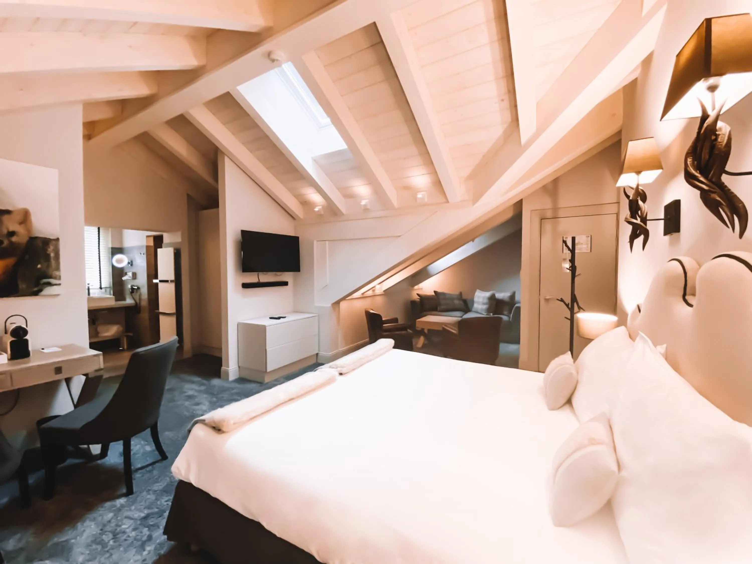 Bedroom, Bed in Hôtel Le White - Le 42 Restaurant