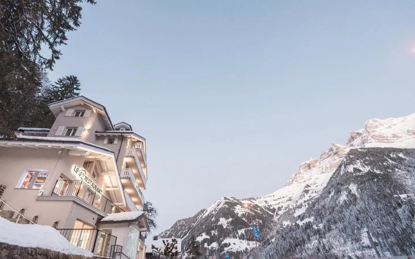 Property building in Hôtel Le White - Le 42 Restaurant