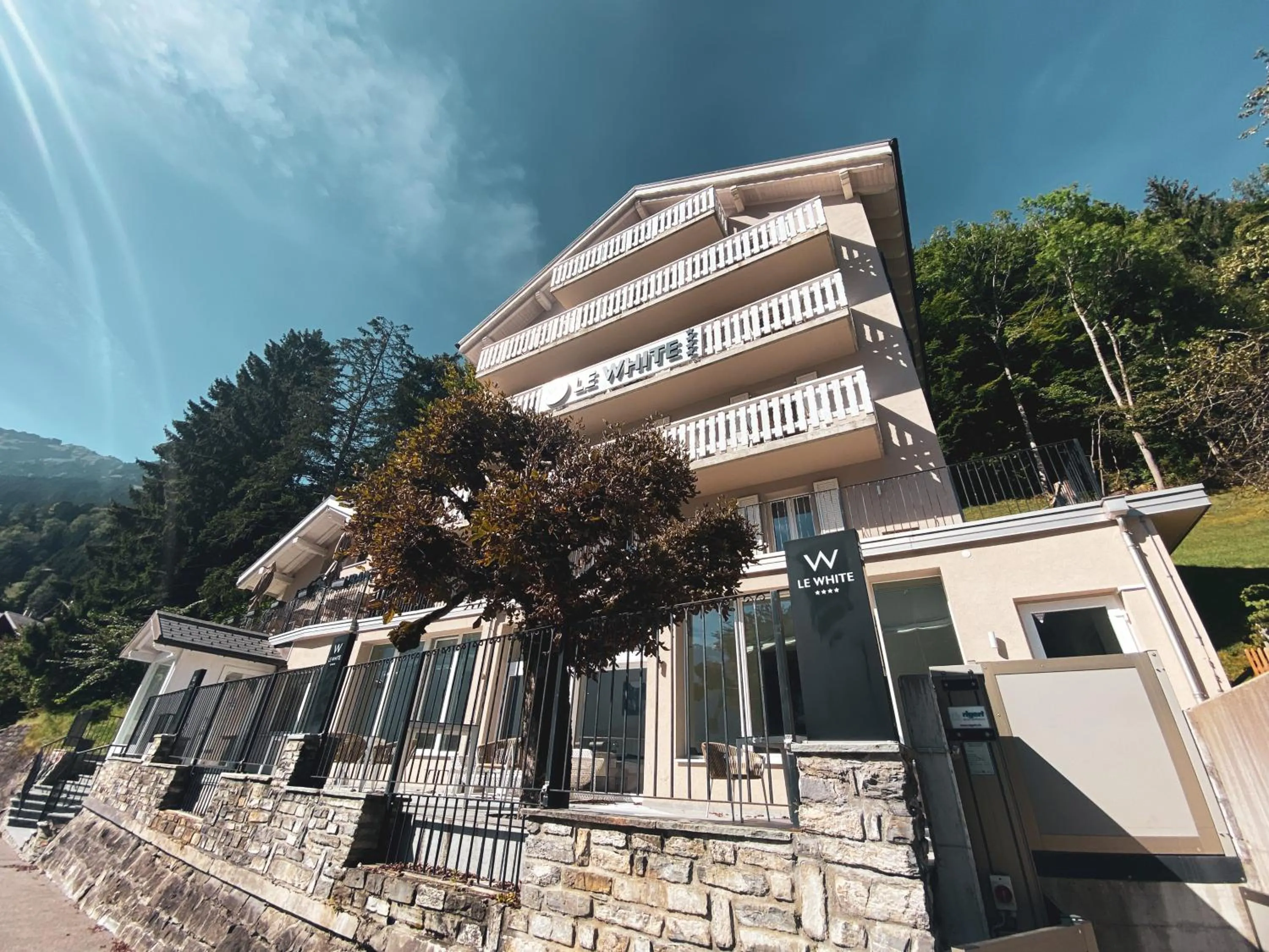 Property building in Hôtel Le White - Le 42 Restaurant