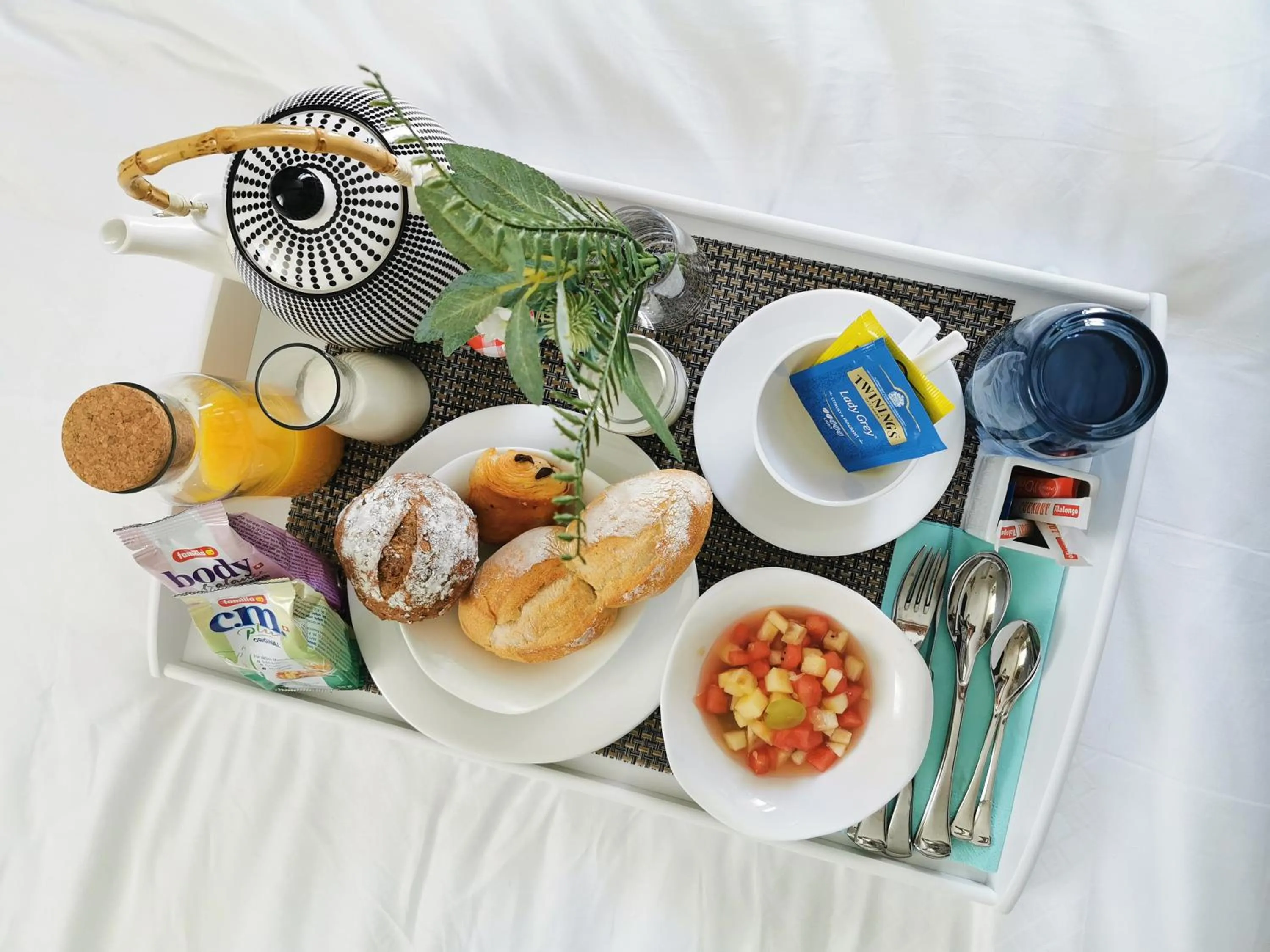 Breakfast, Bed in Hôtel Le White - Le 42 Restaurant