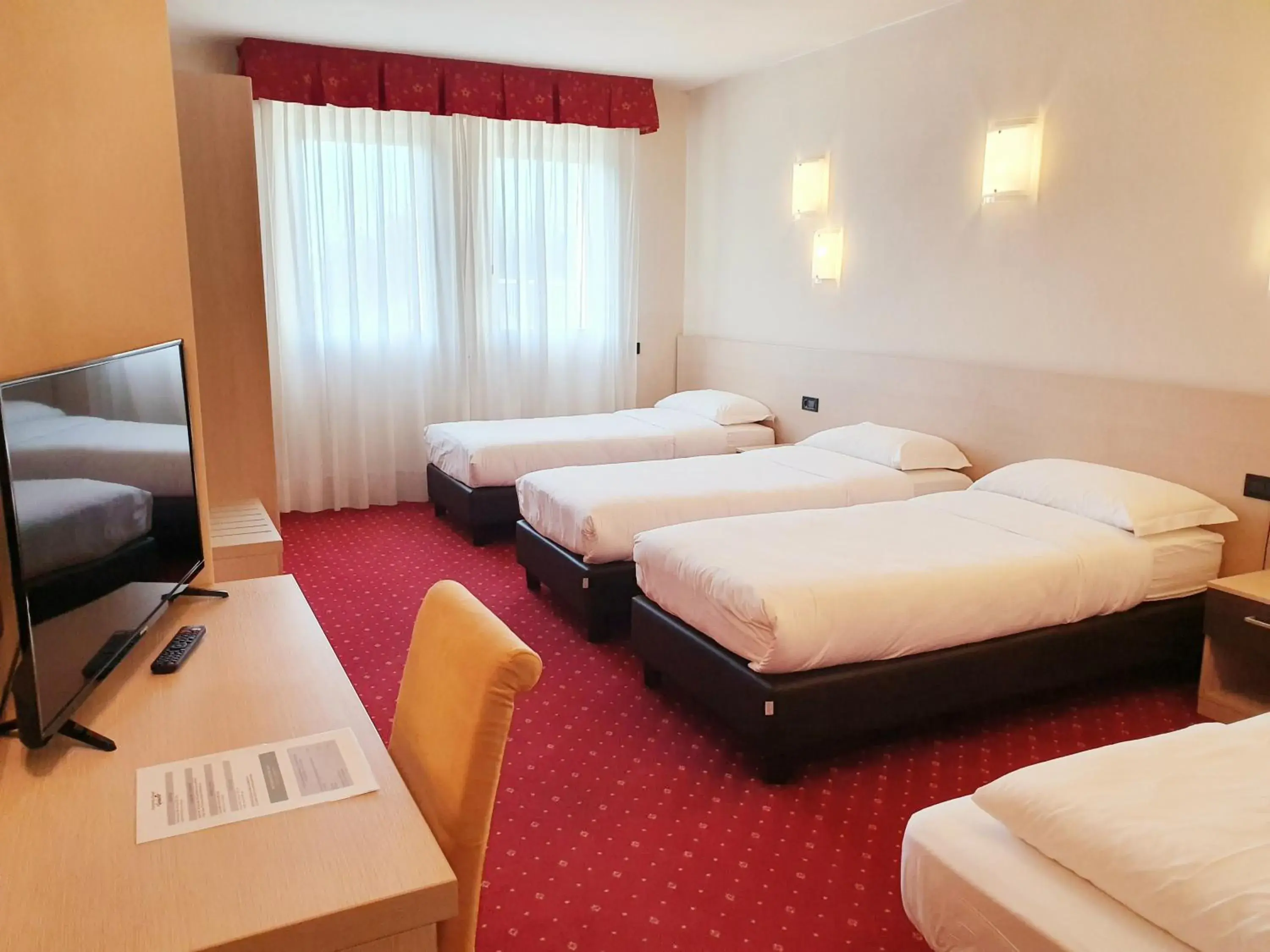 Deluxe Quadruple Room in Hotel Ristorante al Giardinetto Deluxe Quadruple Room in Hotel Ristorante al Giardinetto