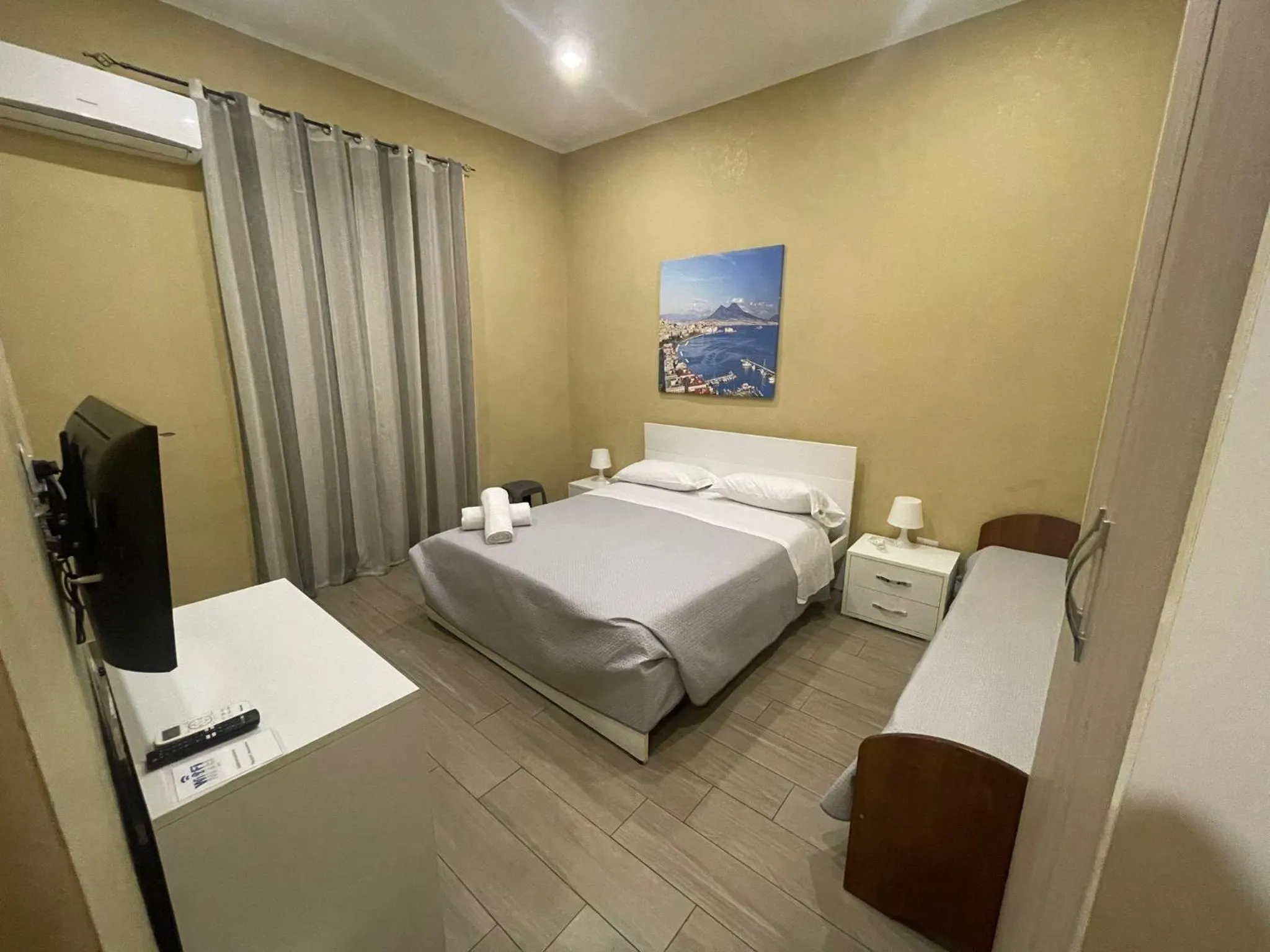 Photo of the whole room, Bed in Royal Dante