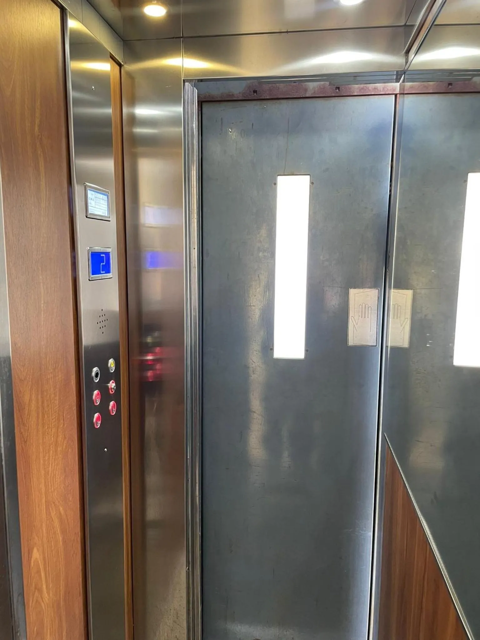 elevator in Royal Dante