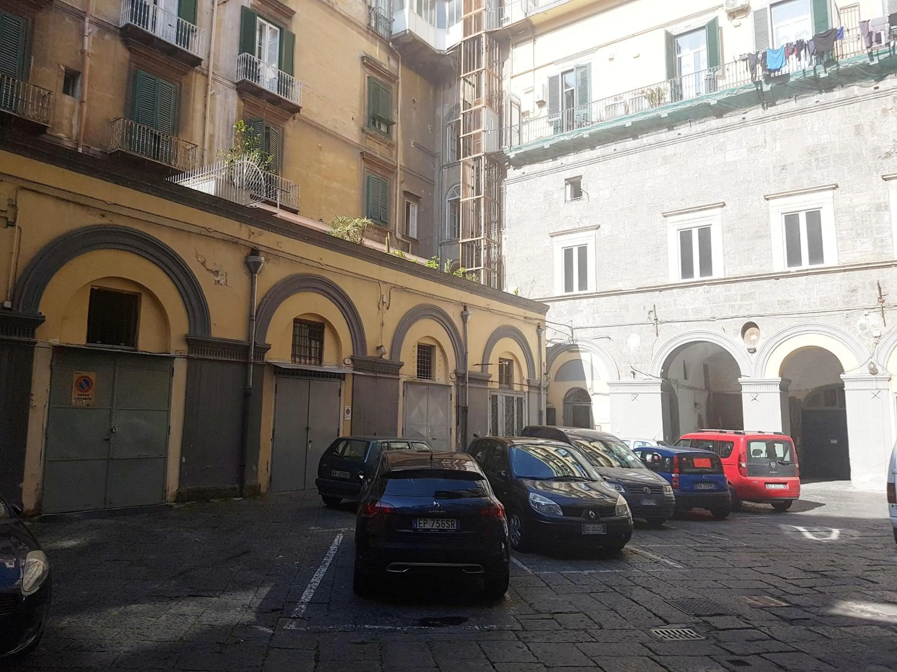 Facade/entrance in Royal Dante