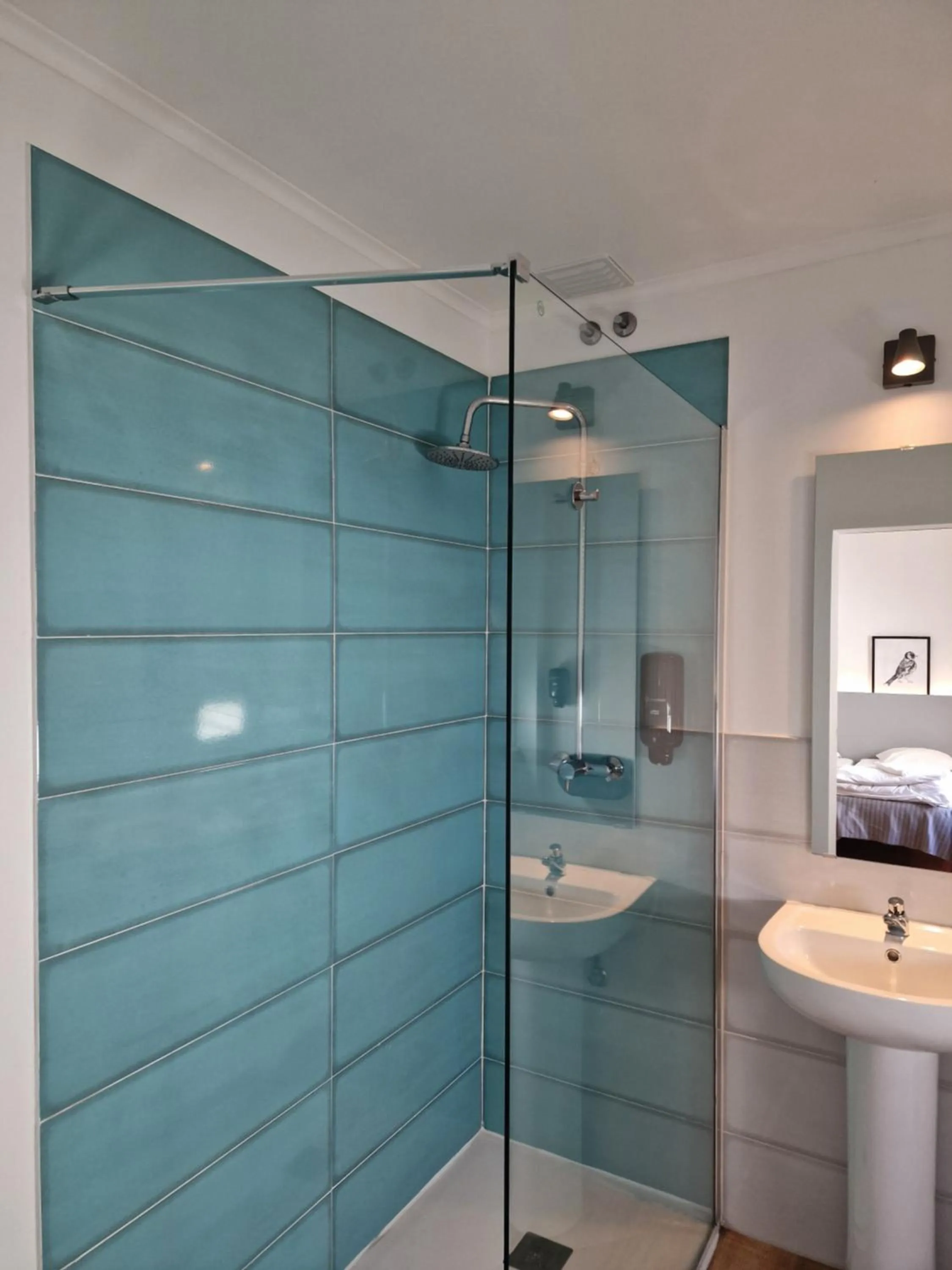 Shower in Castilho 63 Hostel & Suites