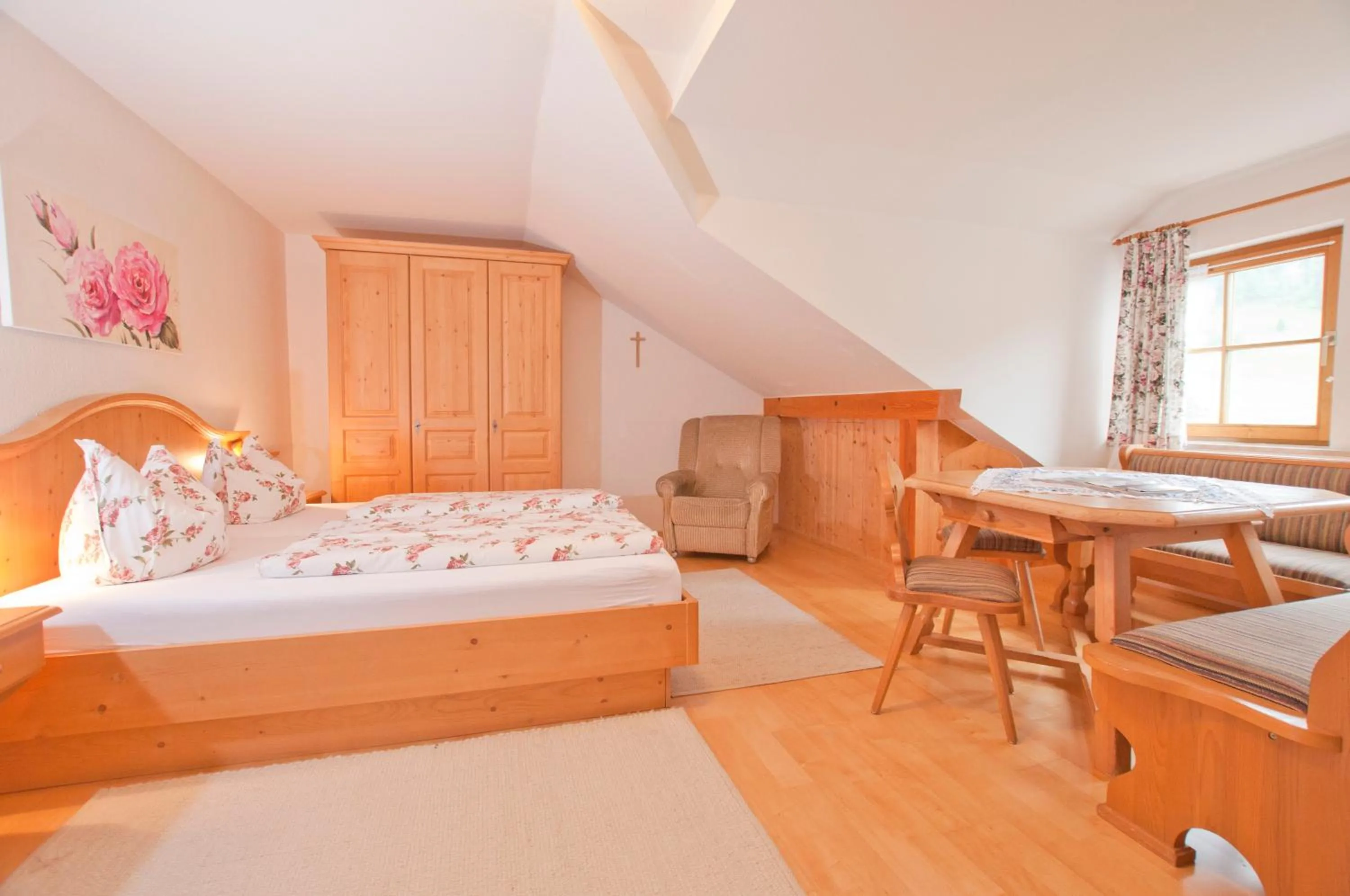 Photo of the whole room, Bed in Berghüs Schratt - EINFACH ANDERS - Ihr vegetarisches und veganes Biohotel