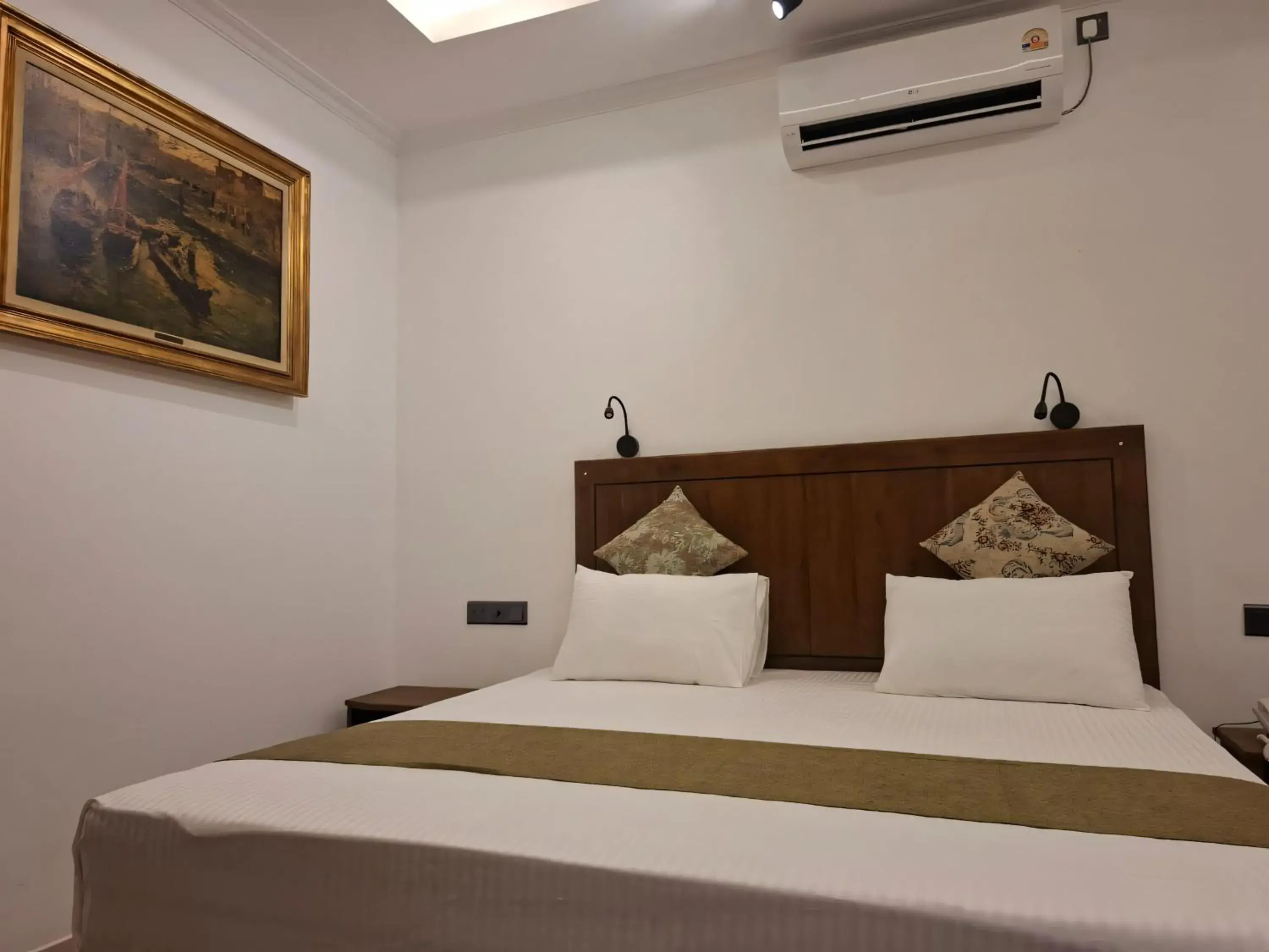 Deluxe Double Room in Hotel De Centrum-Negombo Deluxe Double Room in Hotel De Centrum-Negombo