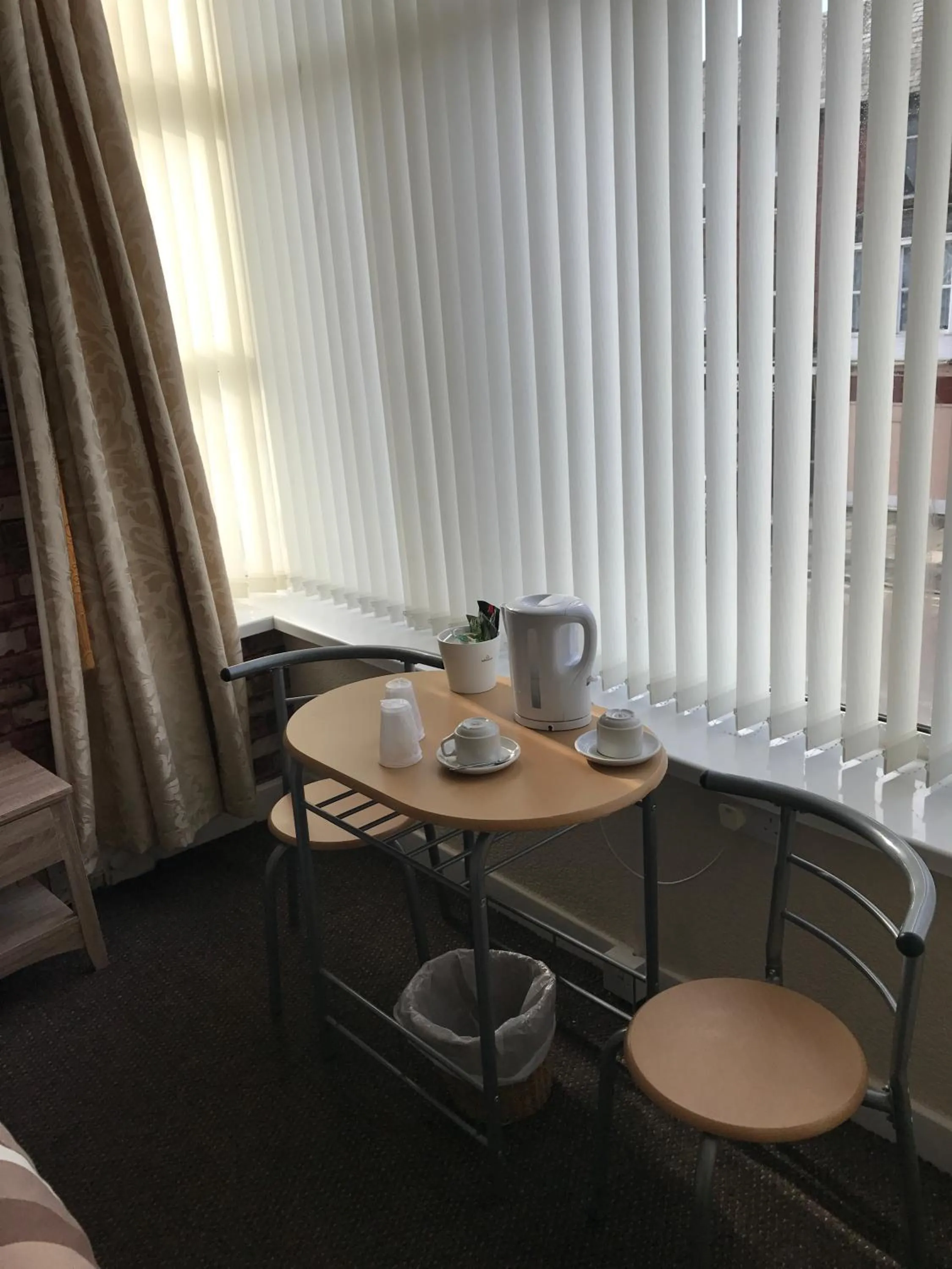 Photo of the whole room, Dining Area in Oasis