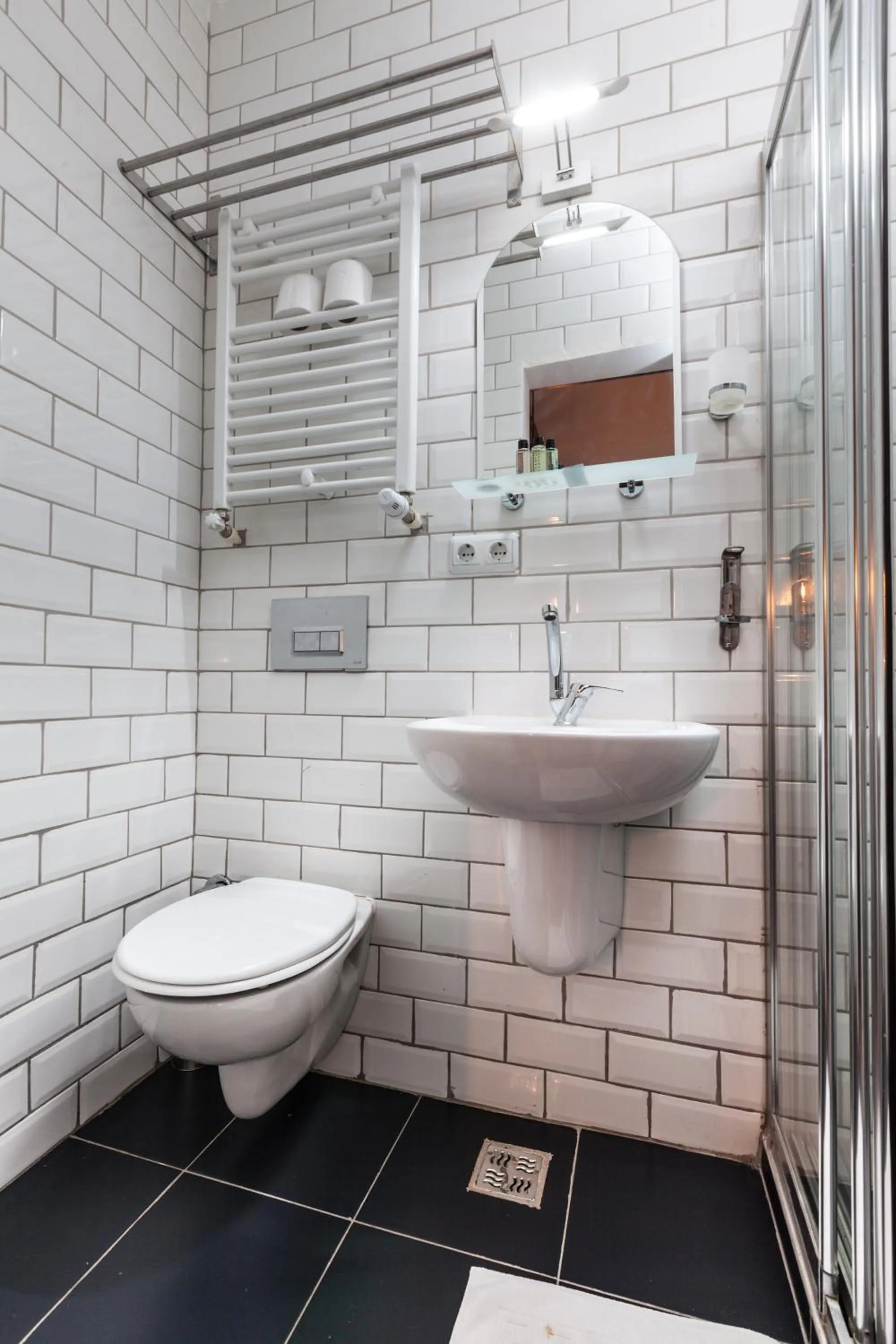 Shower in Historic Galata