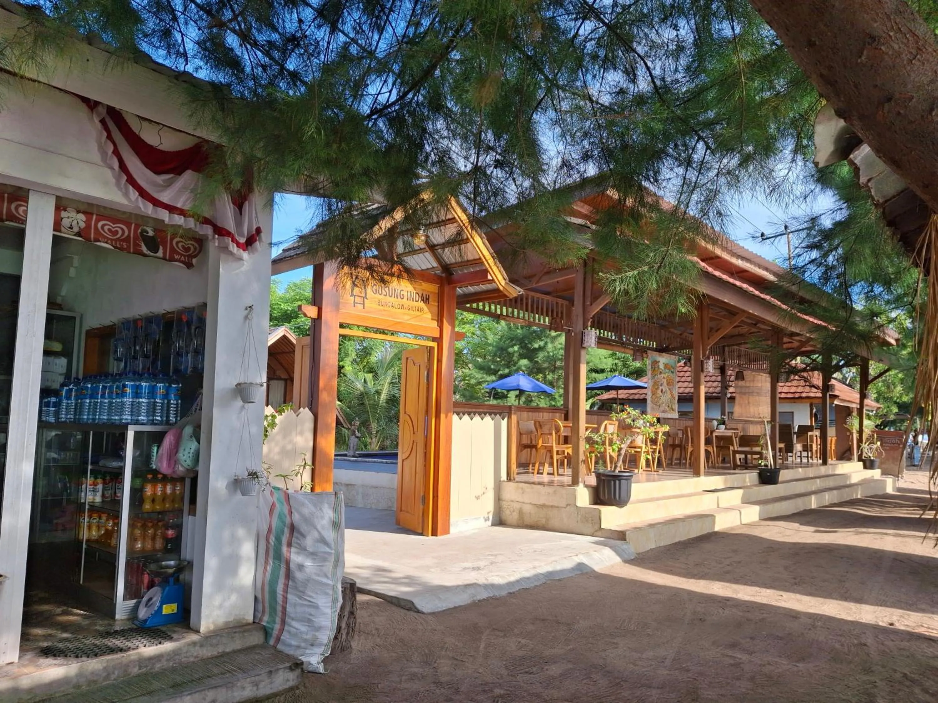 Restaurant/places to eat in Gusung Indah Bungalow Gili Air