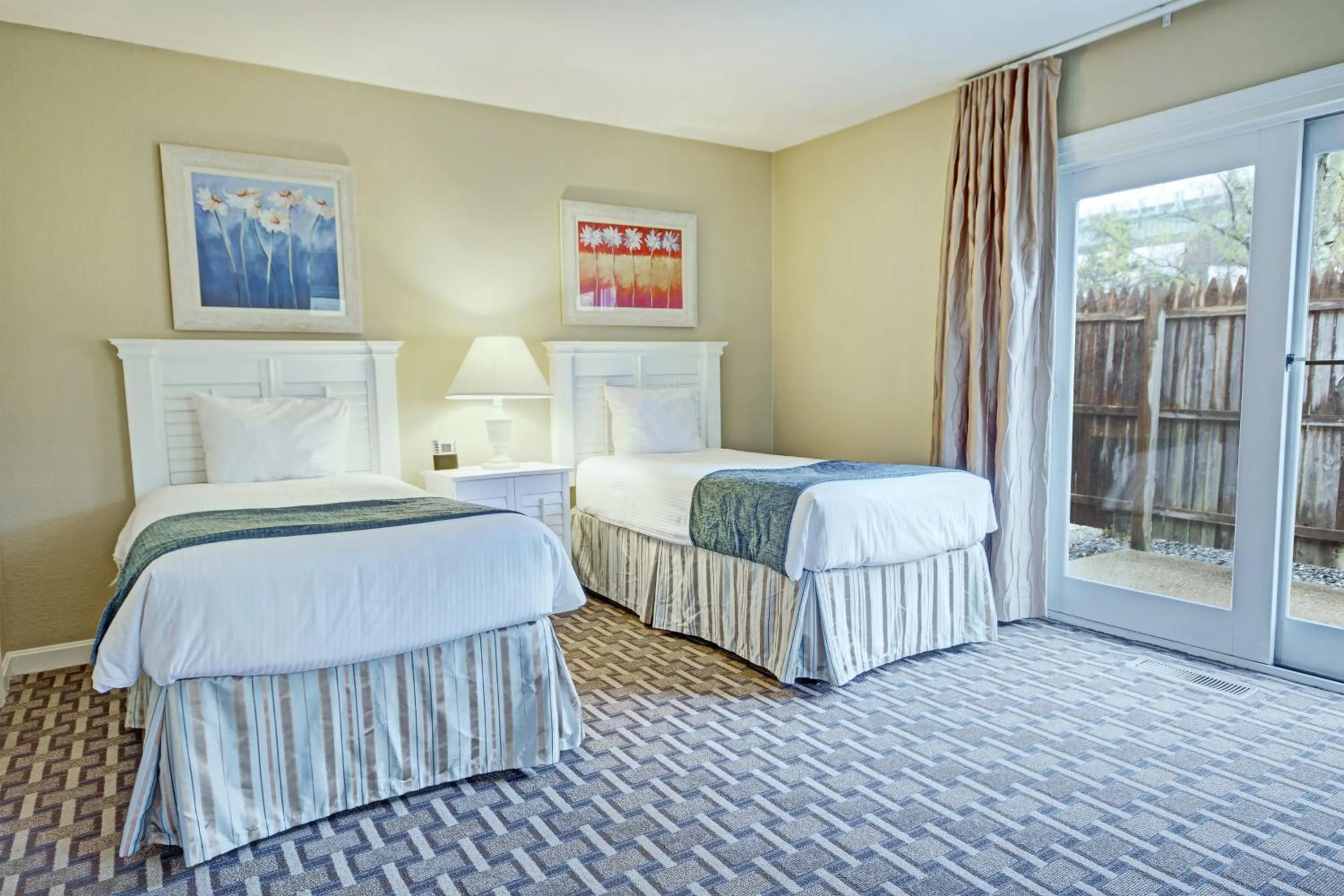 Photo of the whole room, Bed in Club Wyndham Newport Overlook
