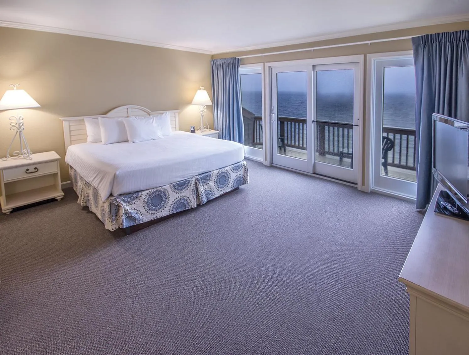 Photo of the whole room, Bed in Club Wyndham Newport Overlook