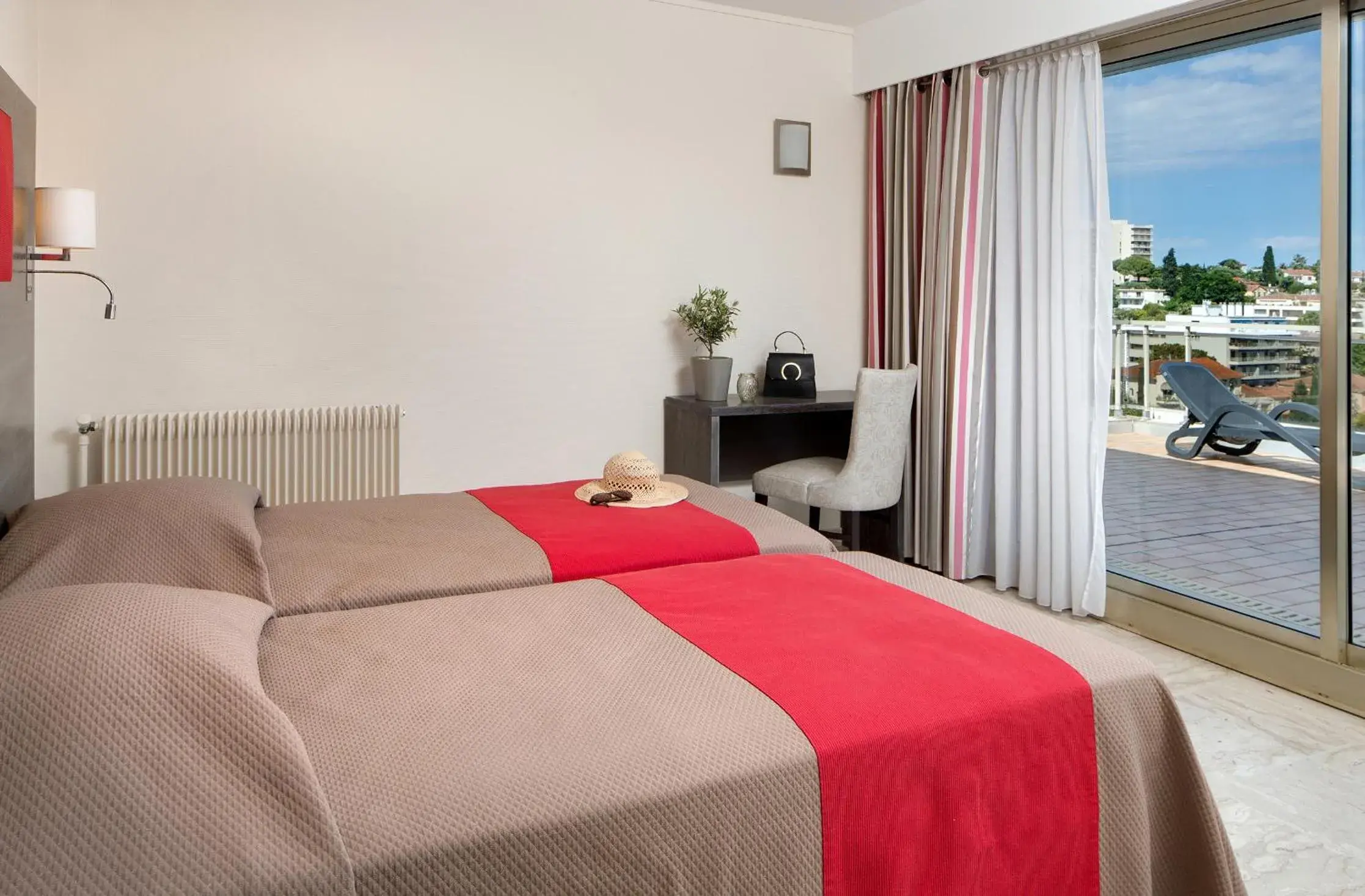 Photo of the whole room, Bed in The Originals Résidence, Les Strélitzias Photo of the whole room, Bed in The Originals Résidence, Les Strélitzias