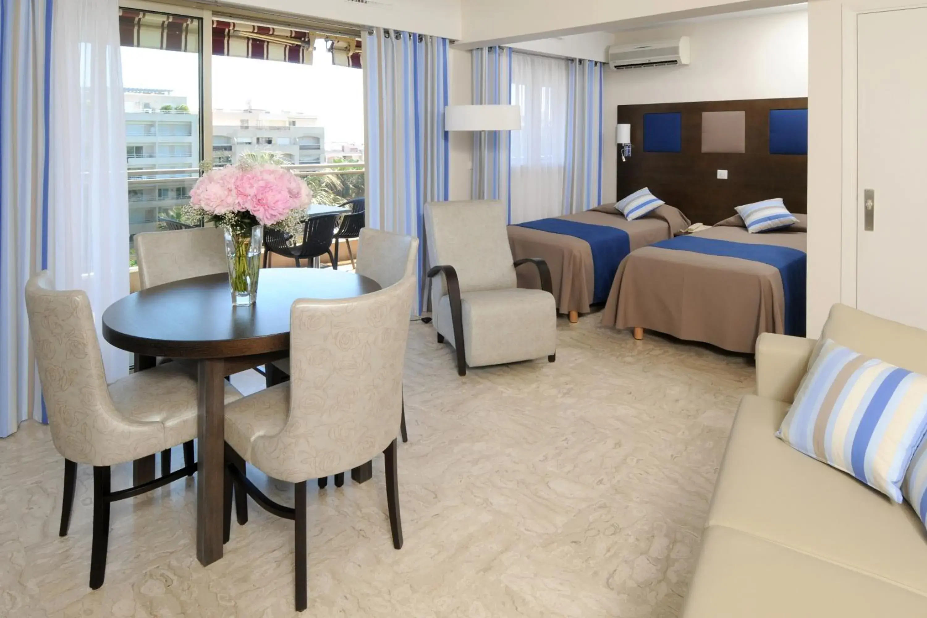 Seating area, Bed in The Originals Résidence, Les Strélitzias Seating area, Bed in The Originals Résidence, Les Strélitzias