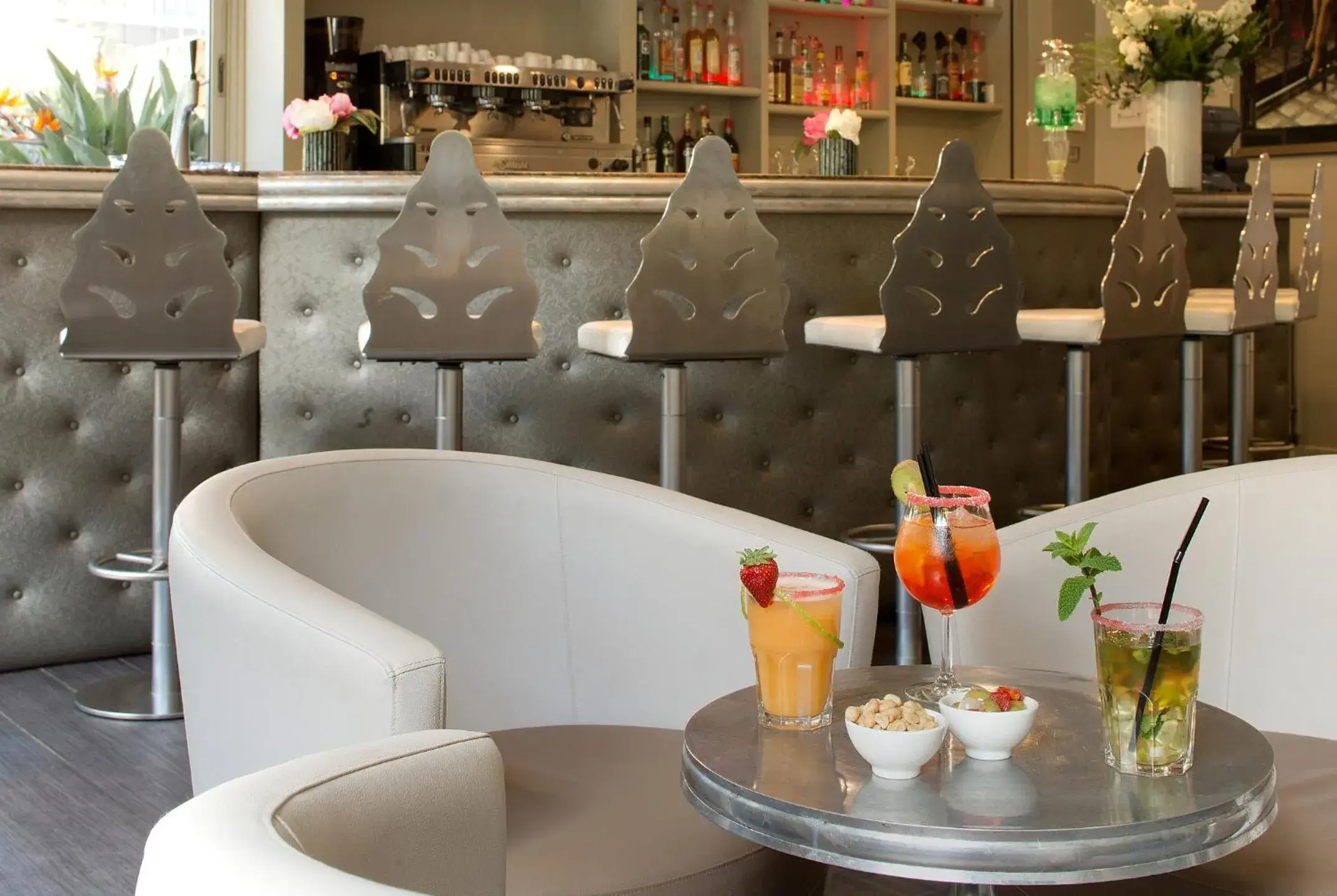 Lounge or bar in The Originals Résidence, Les Strélitzias Lounge or bar in The Originals Résidence, Les Strélitzias