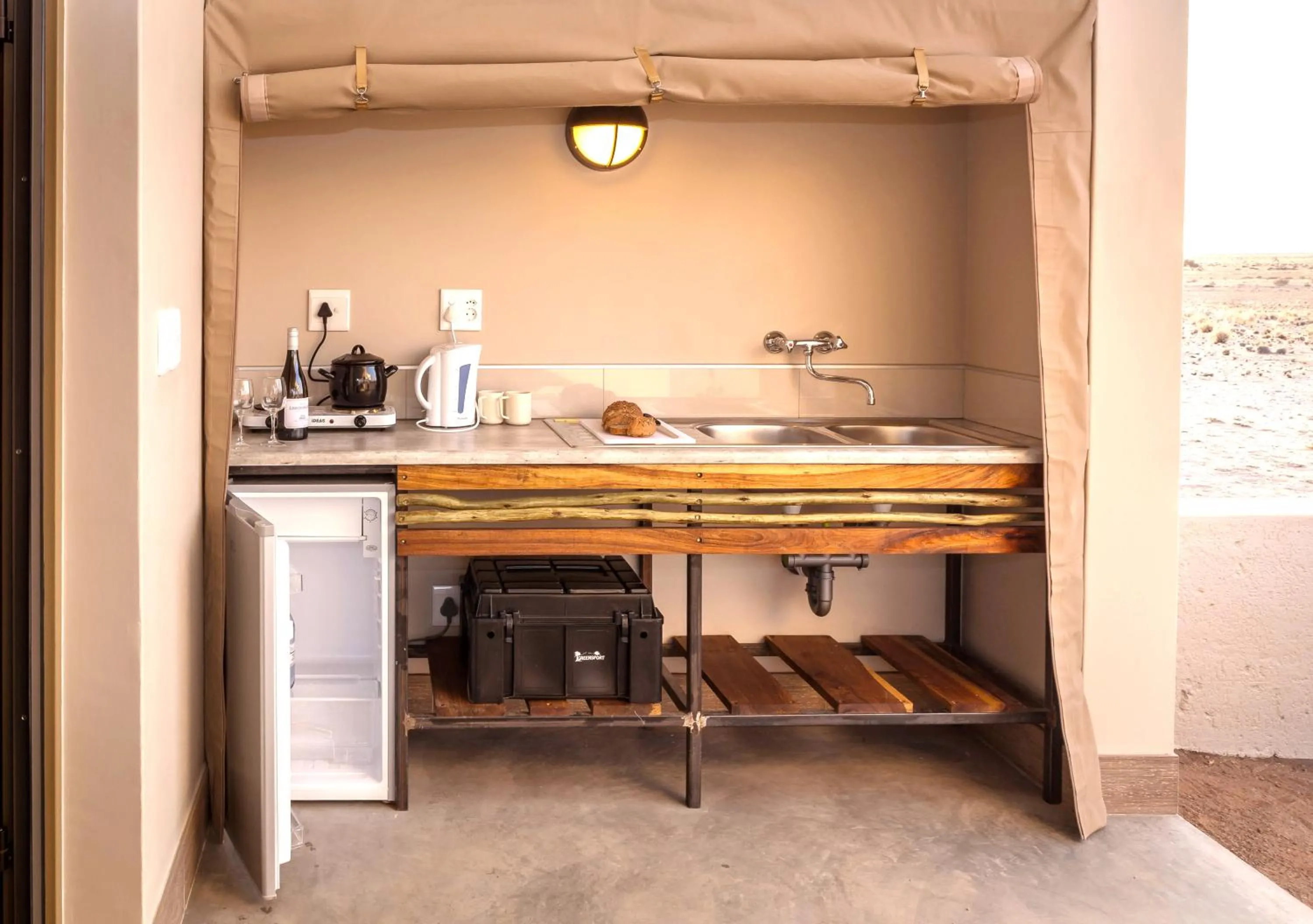 Kitchen or kitchenette in Desert Quiver Camp