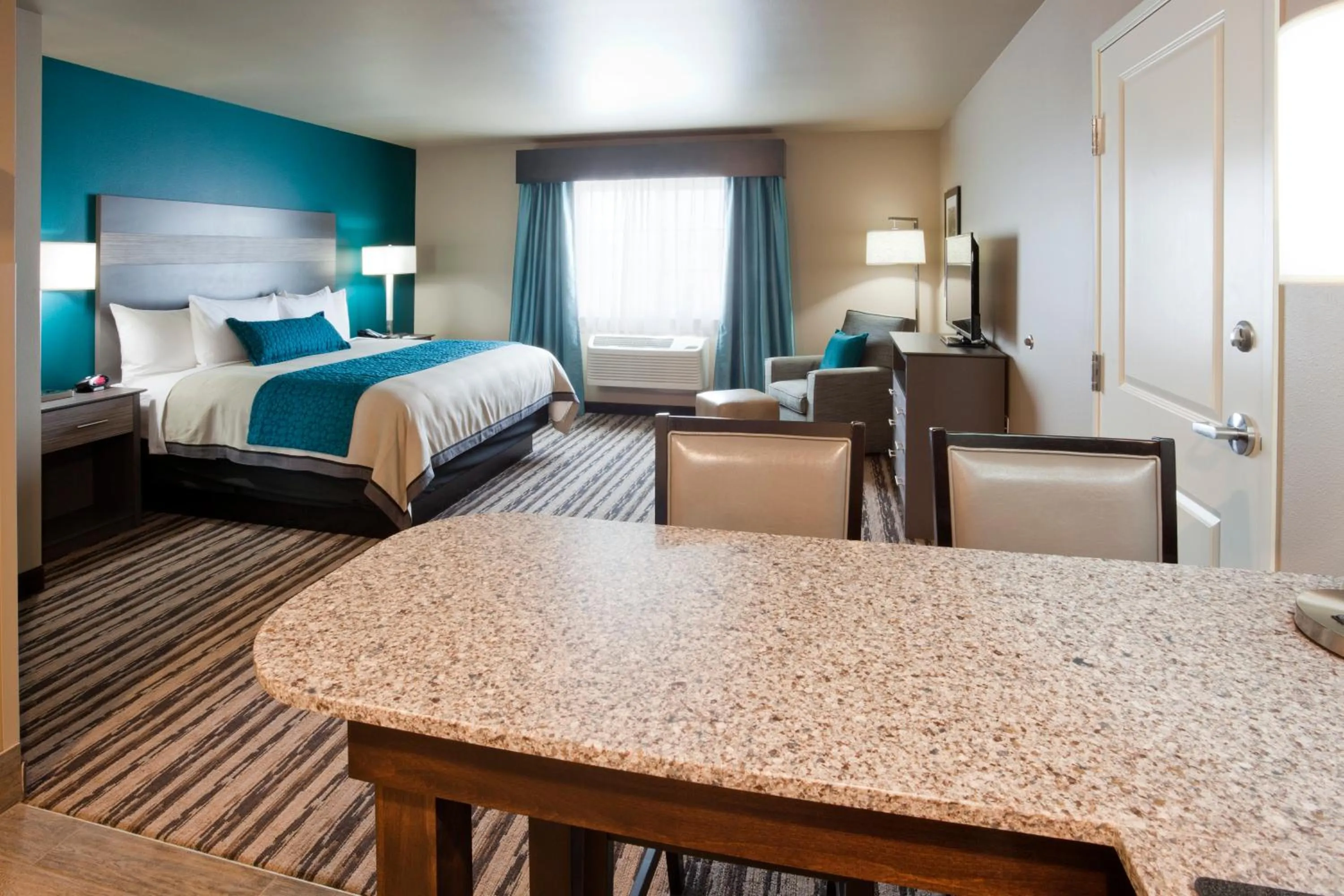 Kitchen or kitchenette, Bed in GrandStay Hotel & Suites Valley City