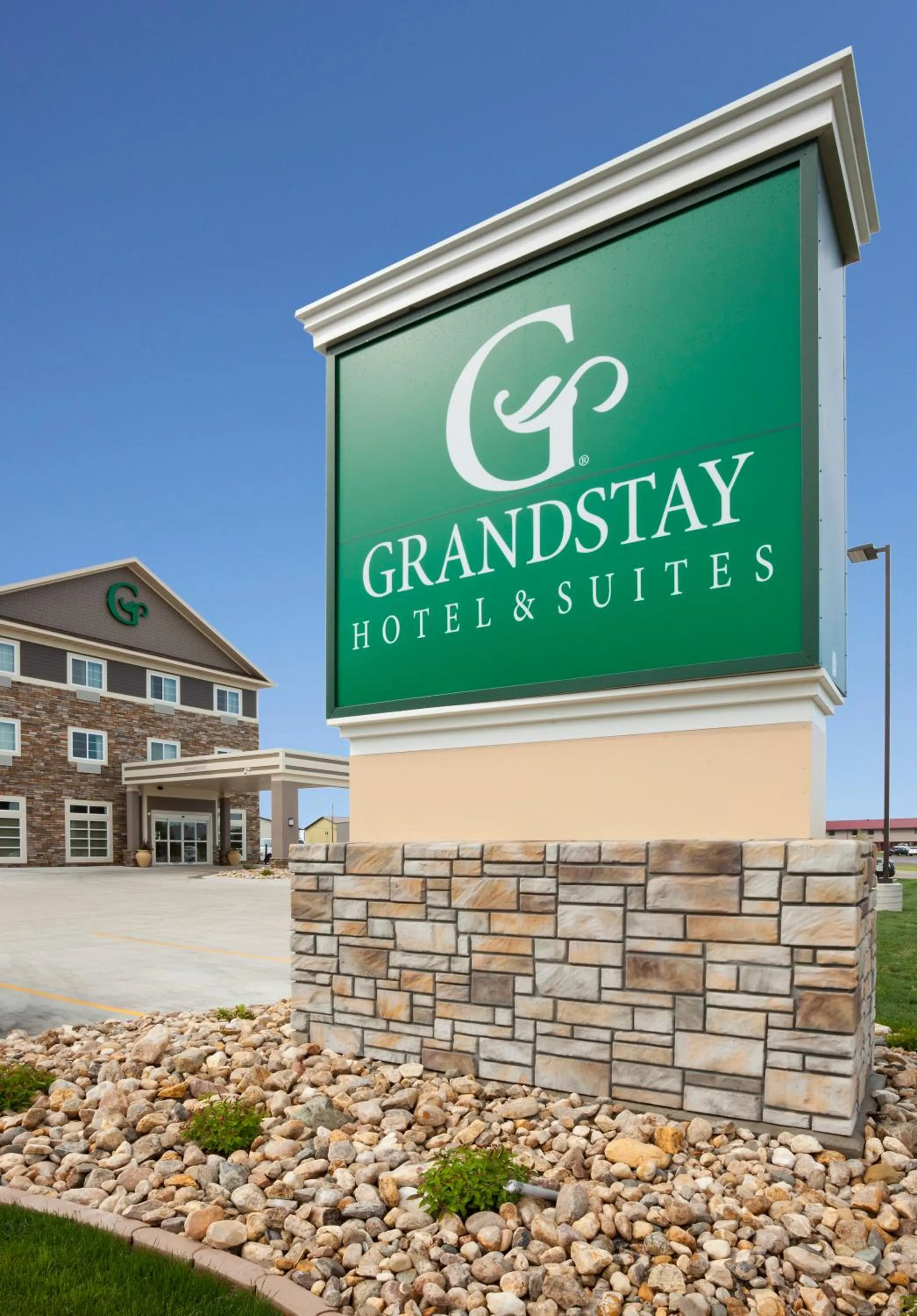Facade/entrance in GrandStay Hotel & Suites Valley City
