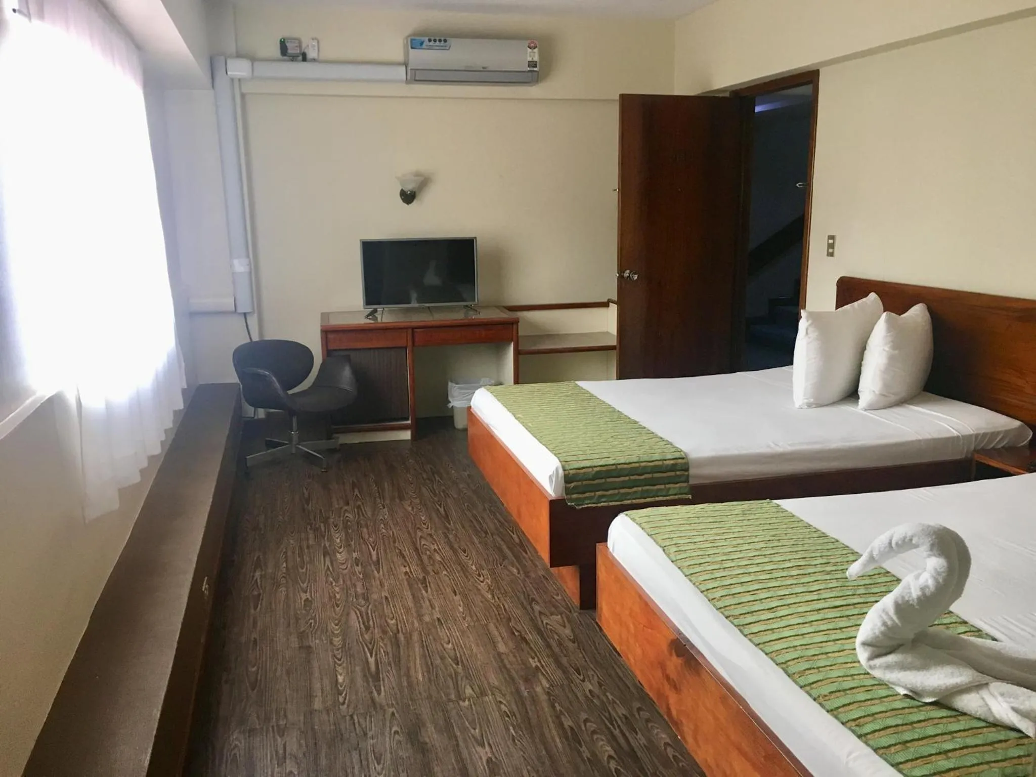 Bedroom, Bed in Hotel Ambassador