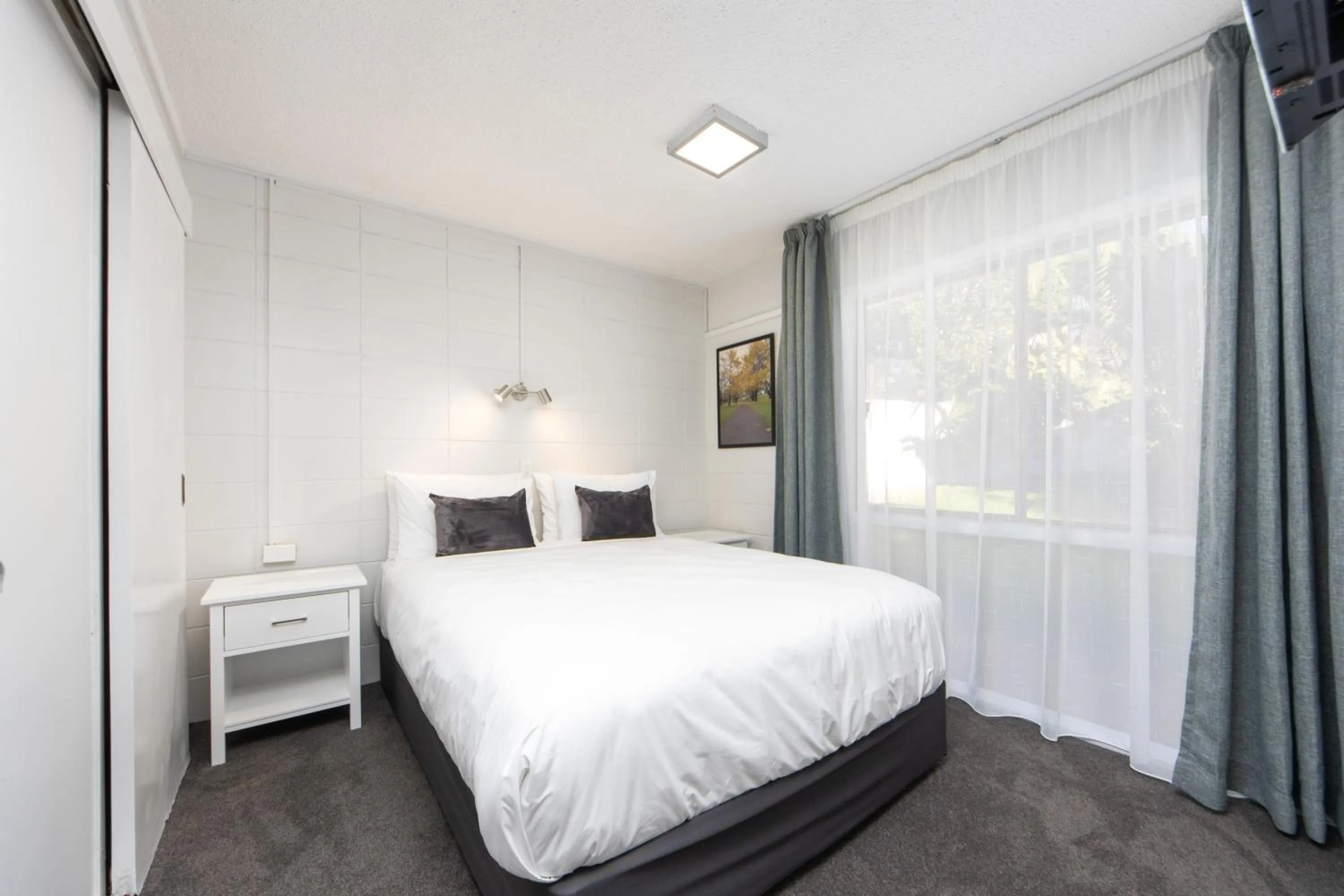 Bedroom, Bed in Epsom Motel